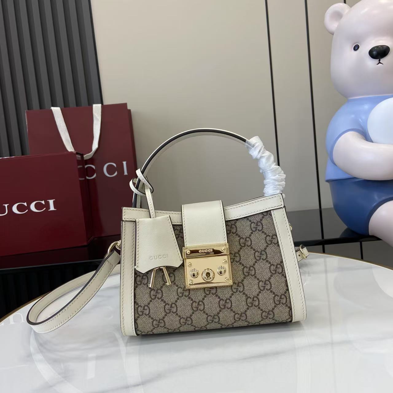 Gucc* Padlock Shoulder Bag(20*13*8CM)