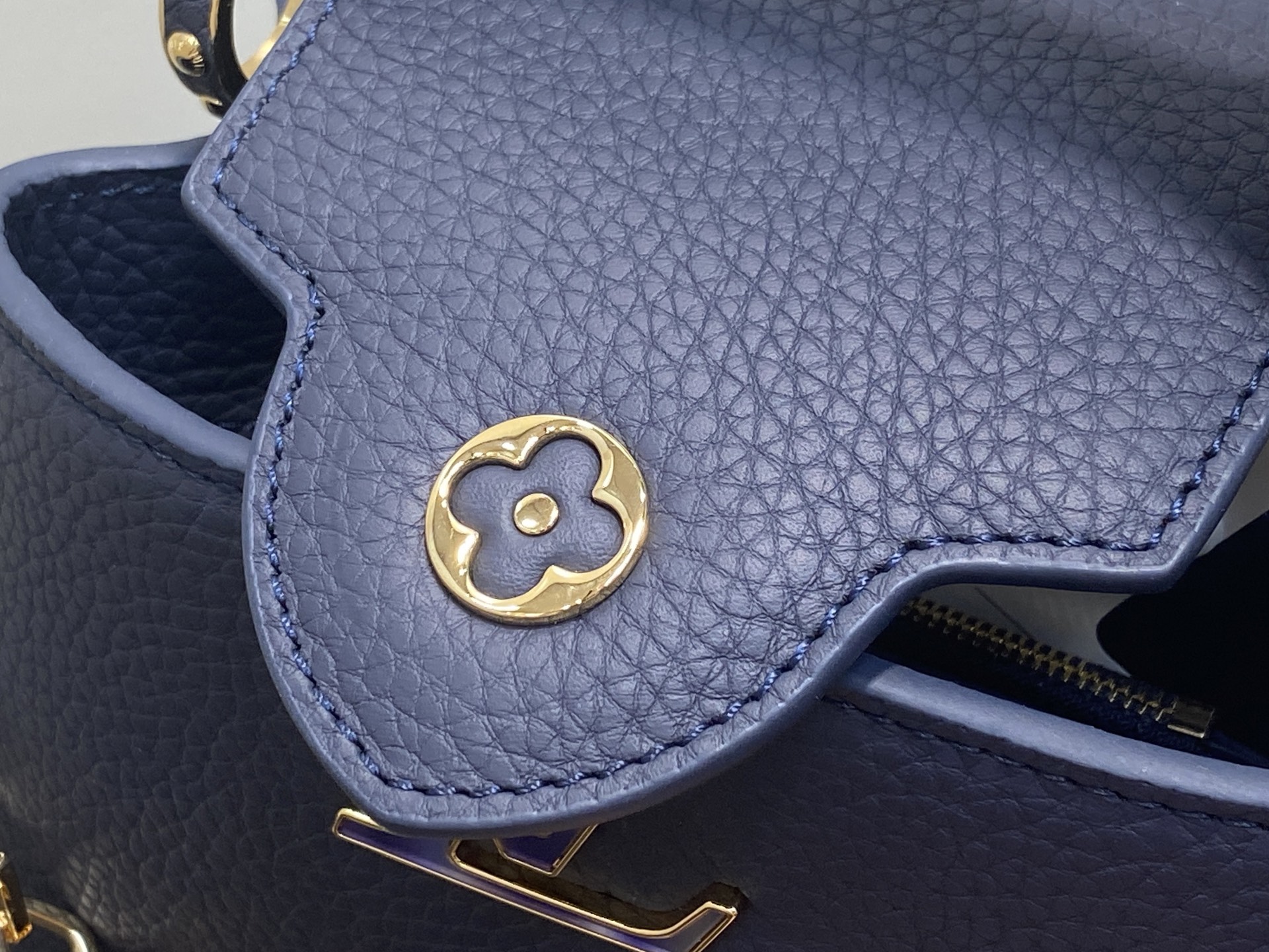 Lo*uis Vuitton Capucines East West Bag(21 x 8 x 14CM)