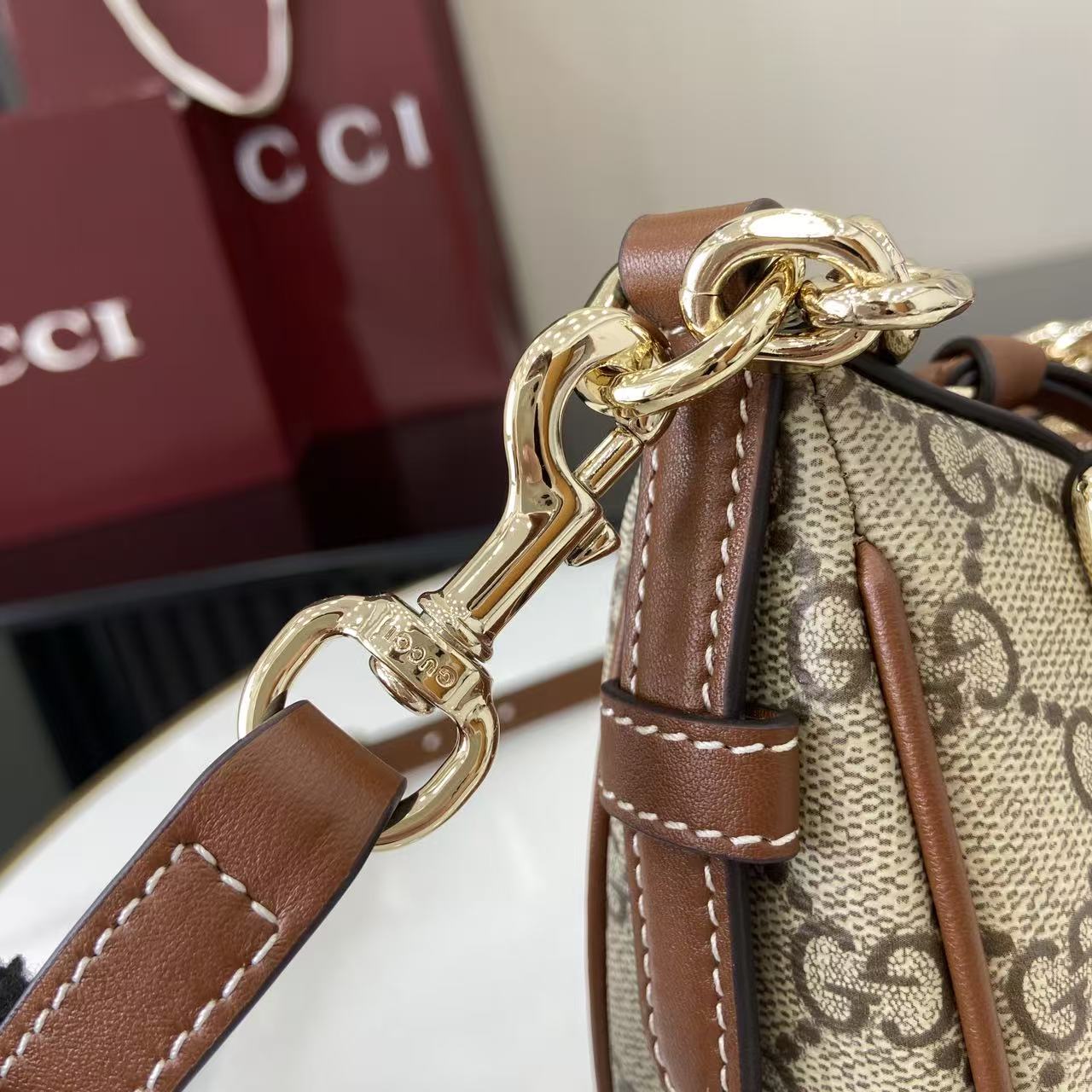 Gucc* GG Emblem Shoulder Bag(24*16.5*5.5CM)