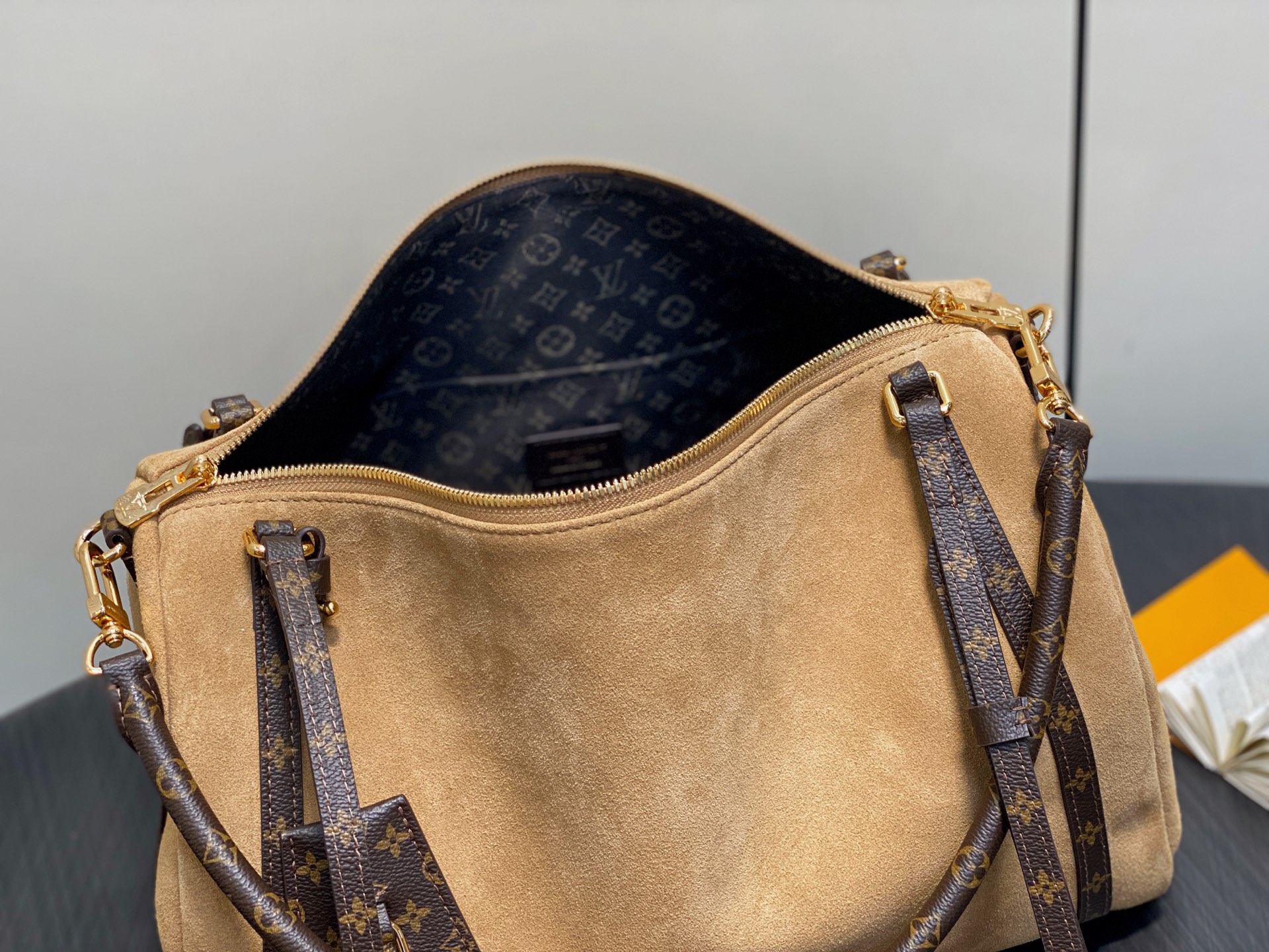 Lou*s Vuitton Express Lt Bag (24 x 18.5 x 36CM)