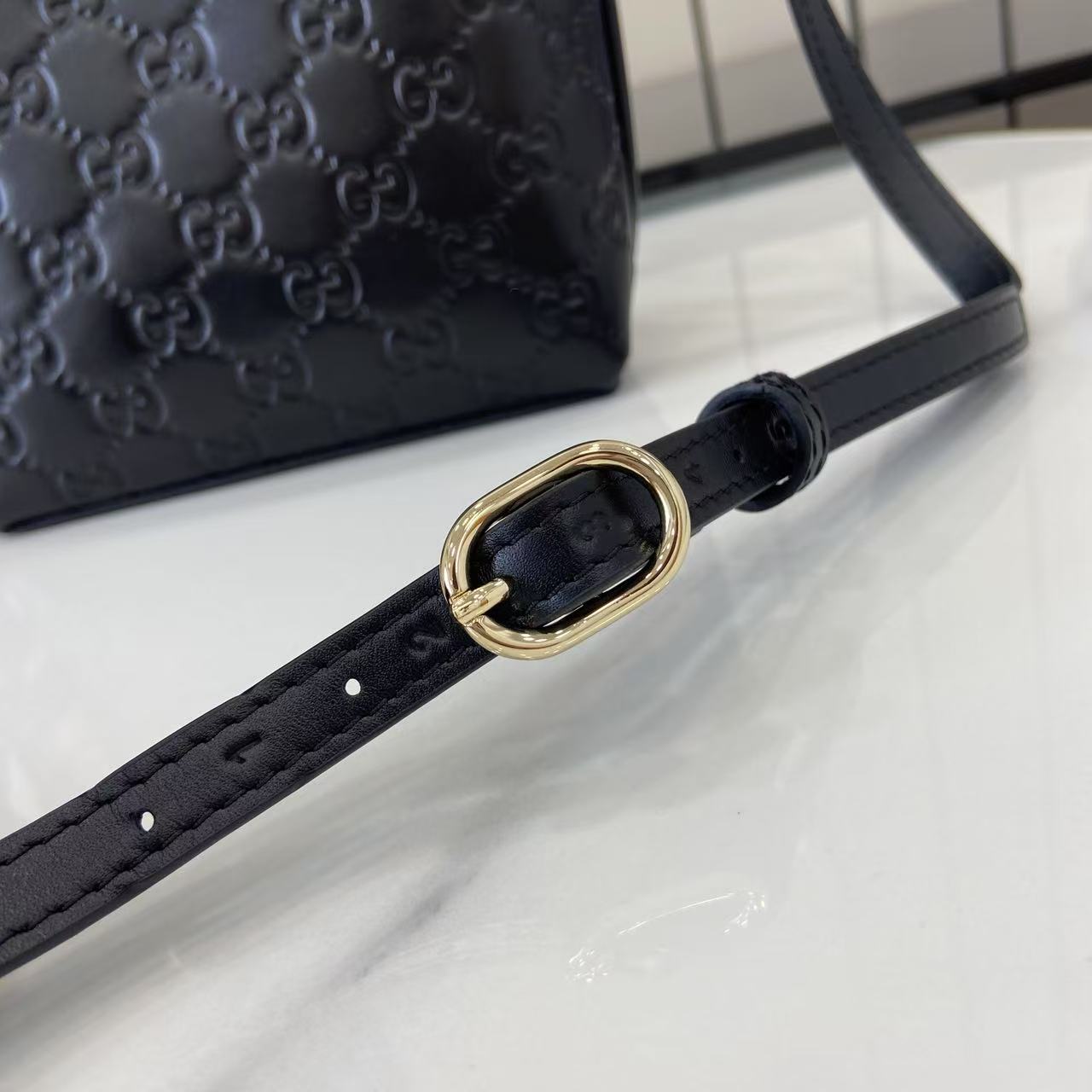 Gucc* GG Emblem Bucket Bag(18*18*8CM)