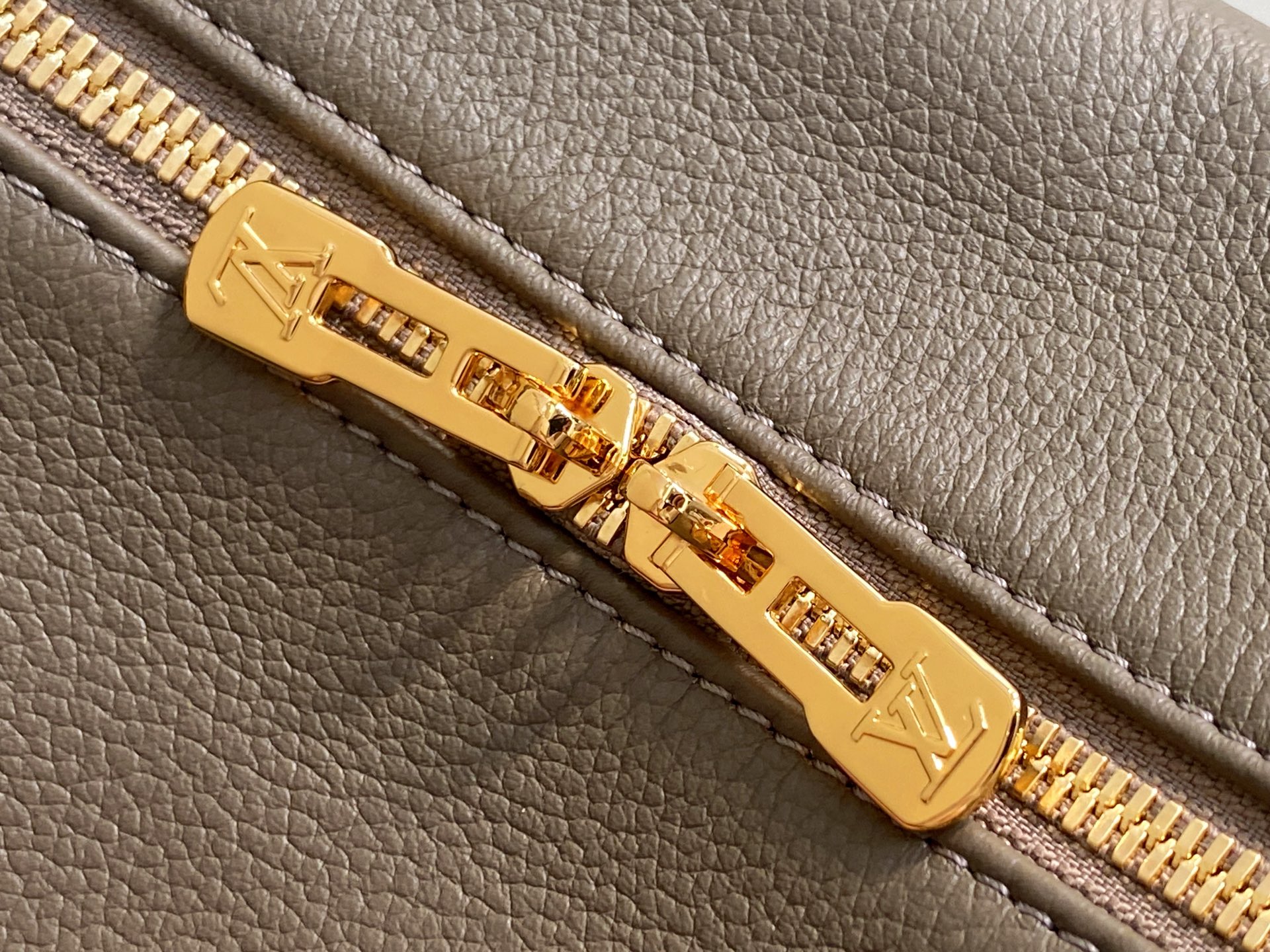 Lou*s Vuitton Express Bag (17 x 13.5 x 26CM)