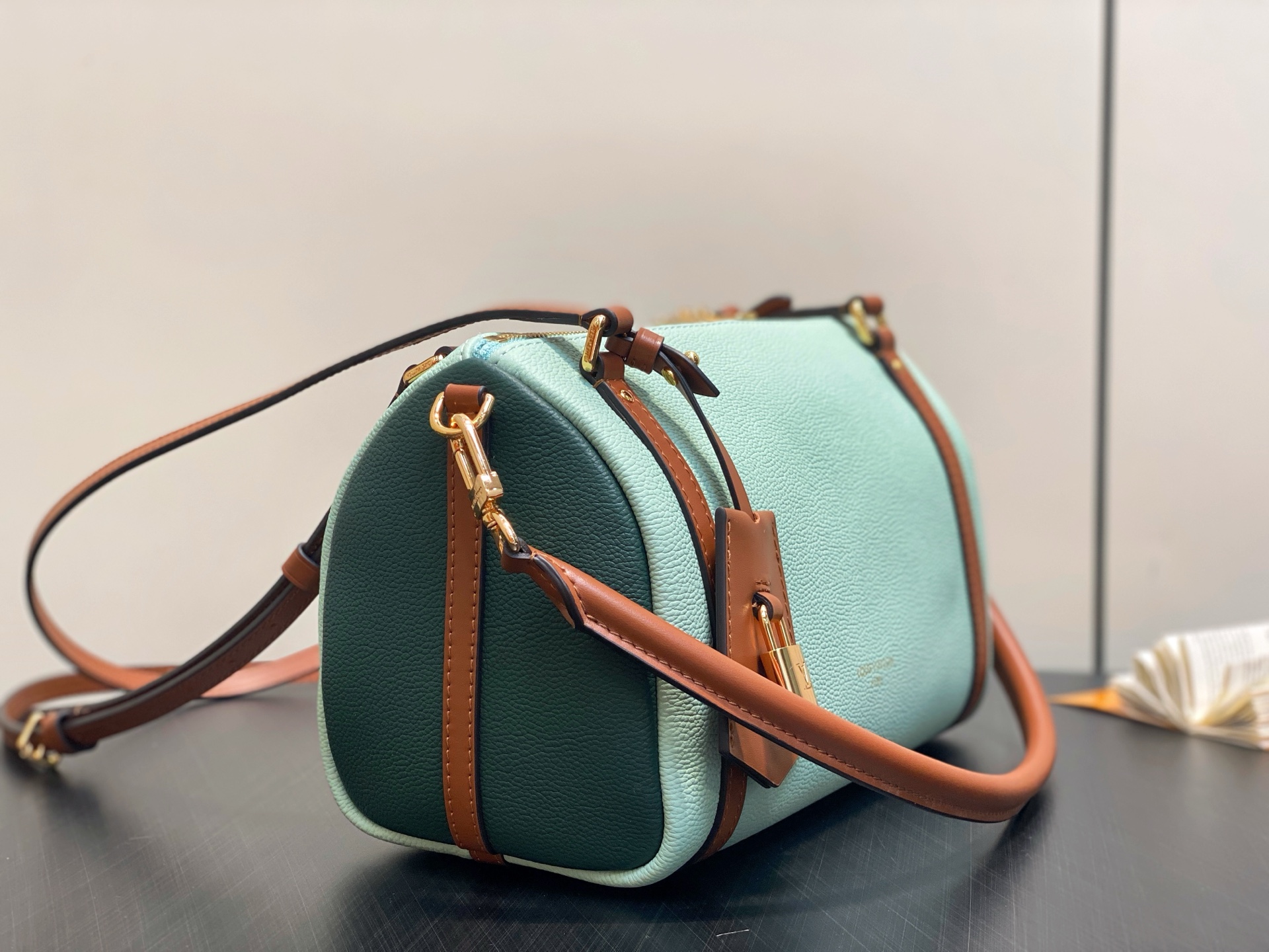 Lou*s Vuitton Express Bag ( 17 x 13.5 x 26 CM)