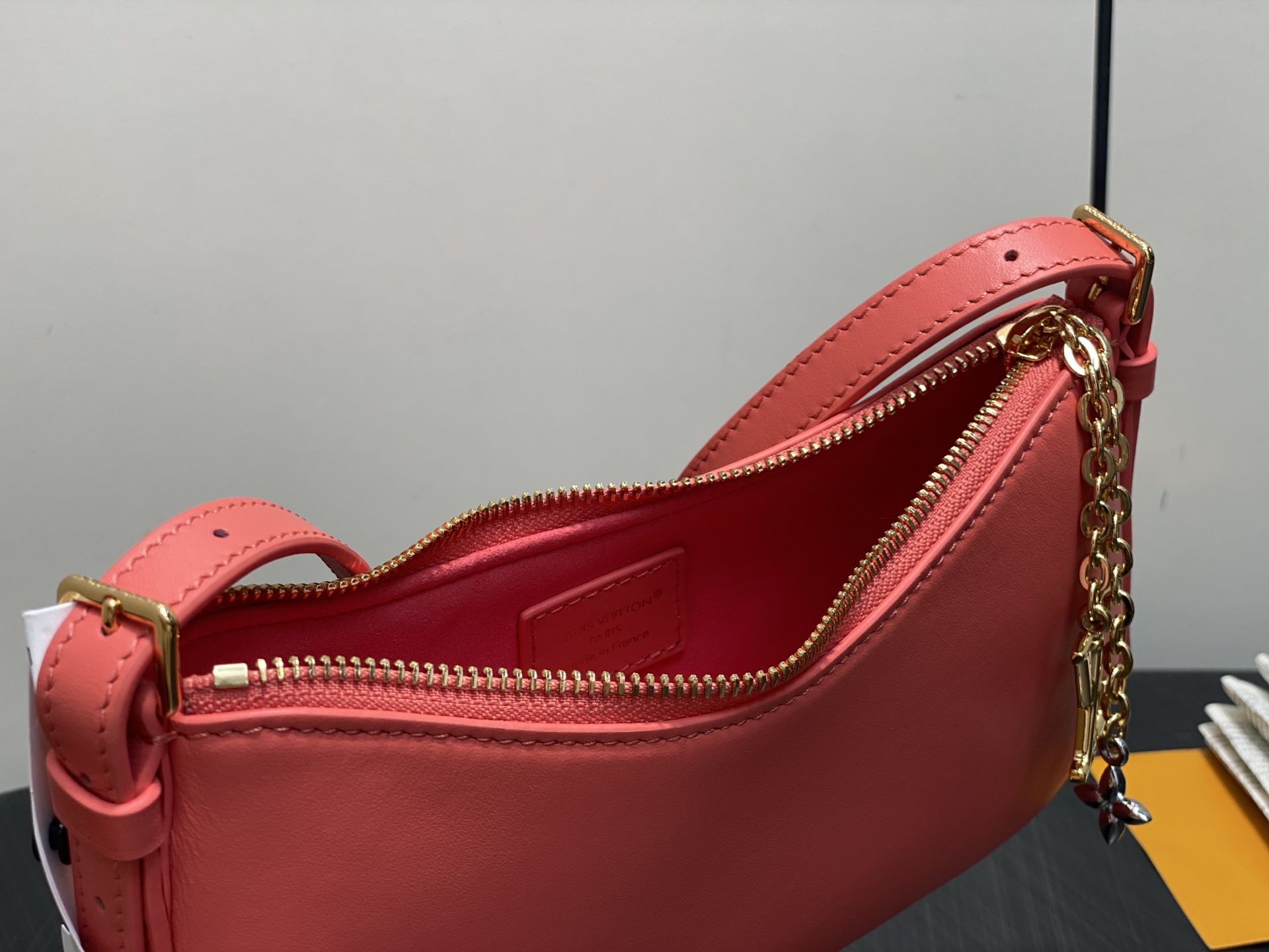 Lou*s Vuitton Pochette Bloom (23 x 10 x 4CM)