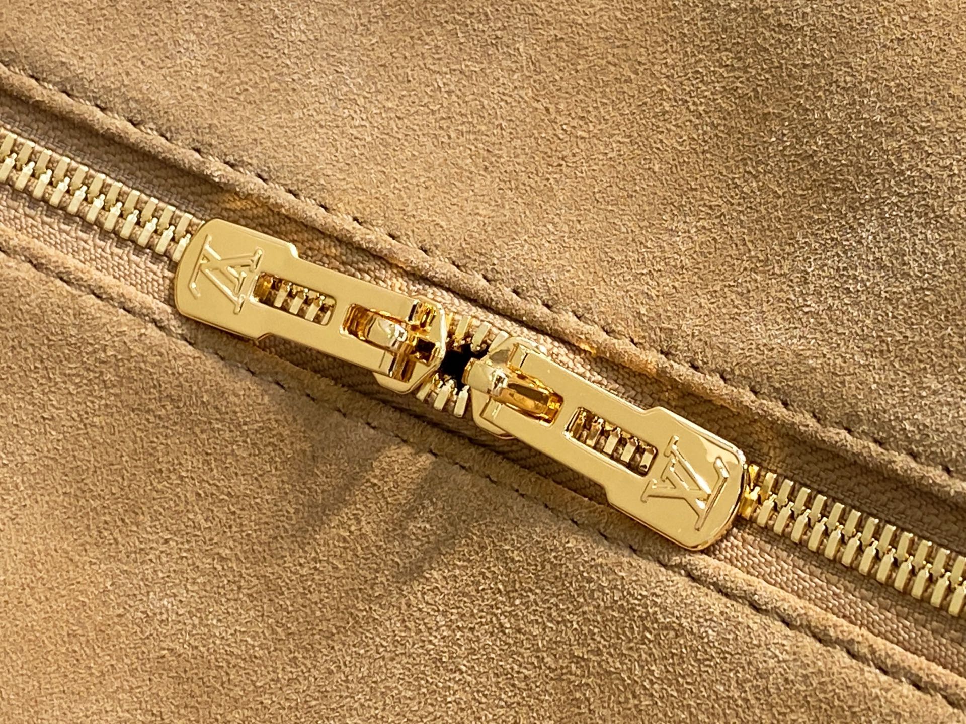 Lou*s Vuitton Express Lt Bag (24 x 18.5 x 36CM)