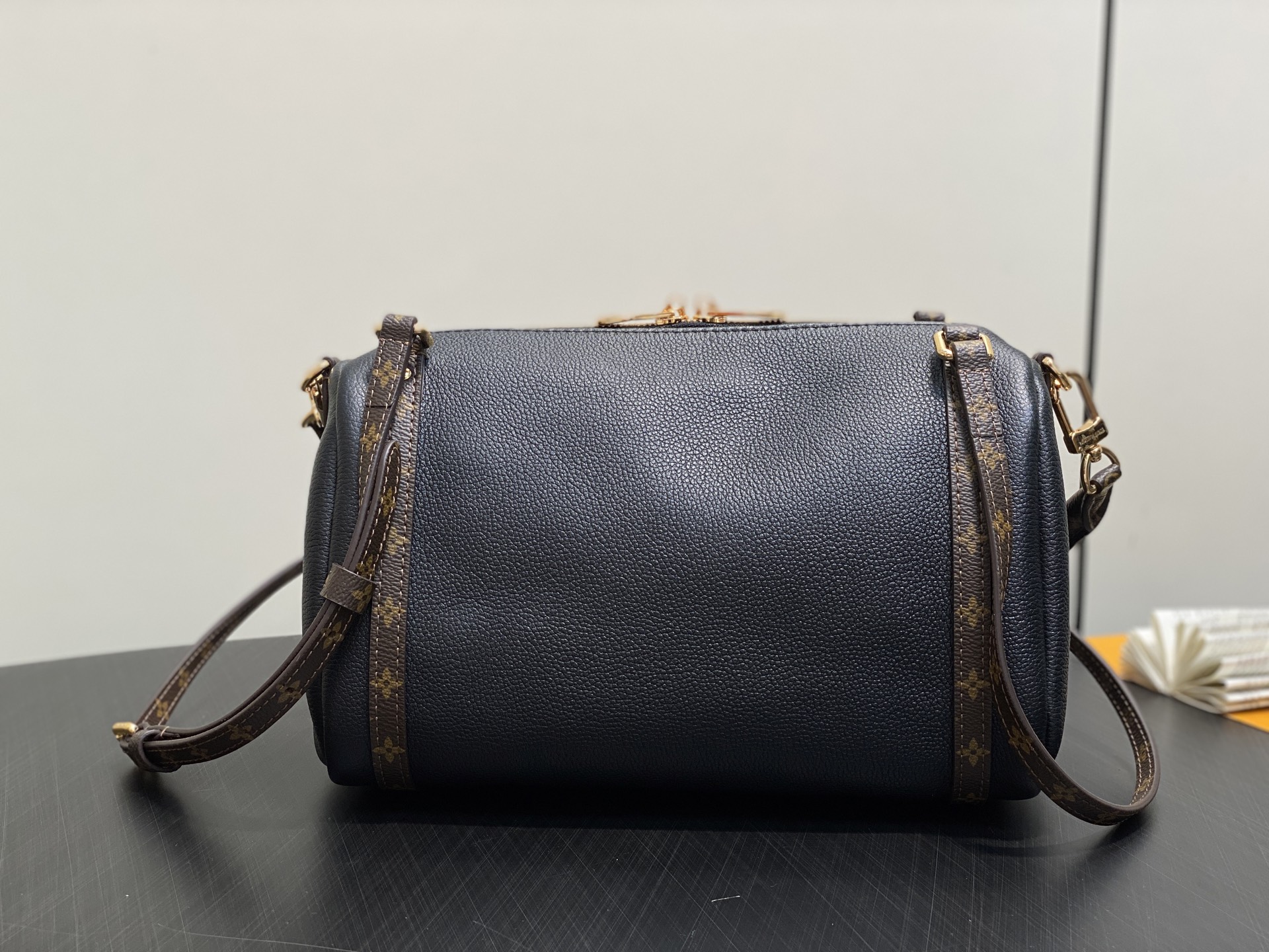 Lou*s Vuitton Express Bag (17 x 13.5 x 26CM)