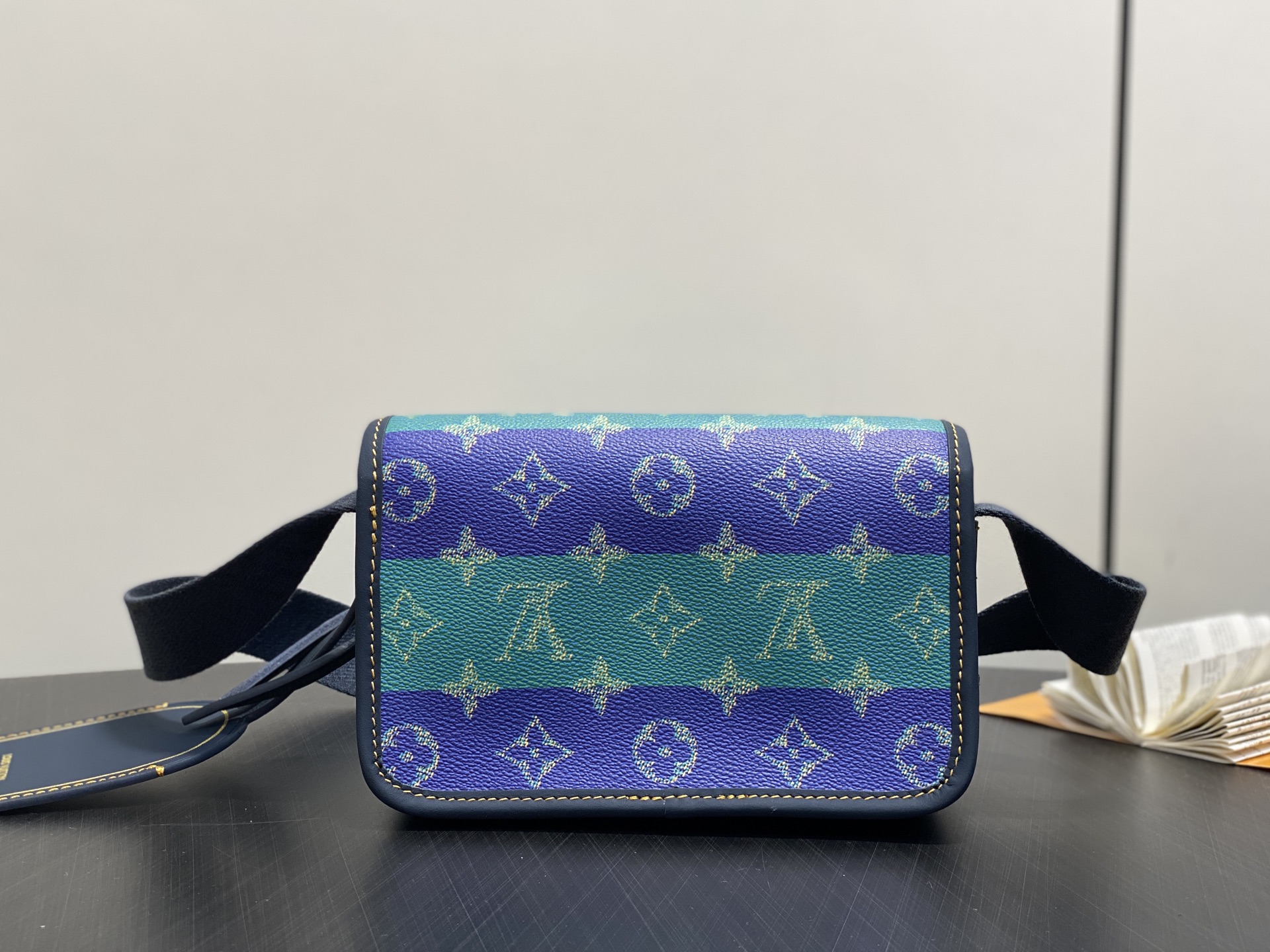 Lou*s Vuitton Bosphore Bag ( 12 x 7 x 19CM)