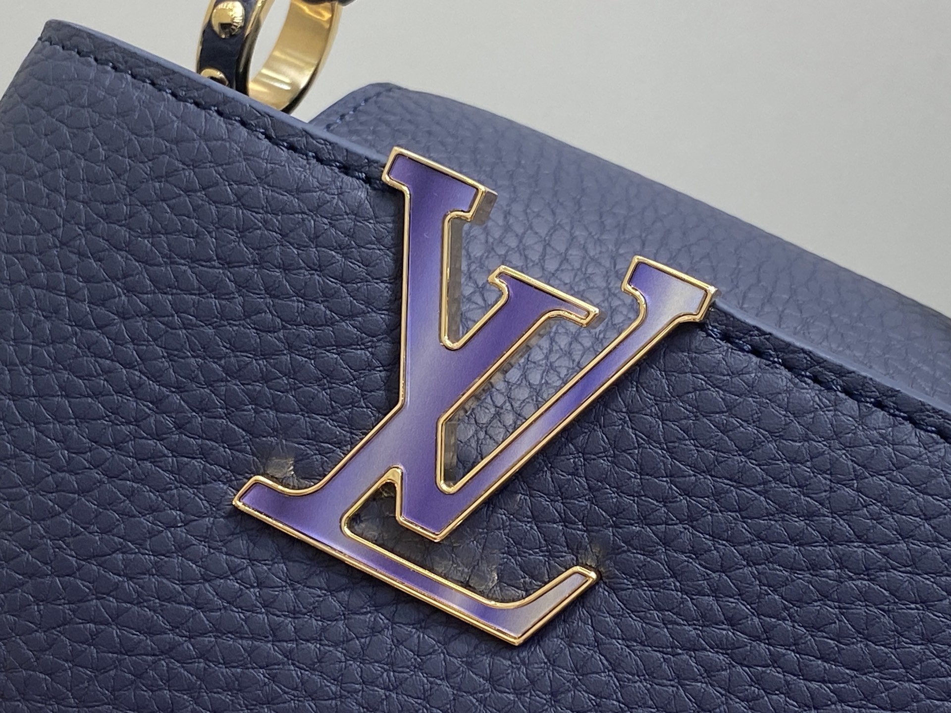 Lo*uis Vuitton Capucines East West Bag(21 x 8 x 14CM)