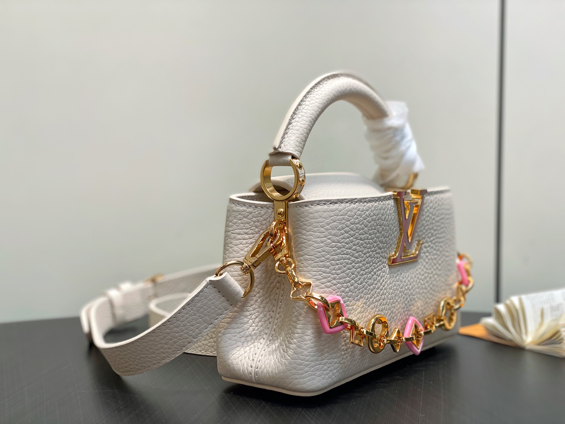 Lo*uis Vuitton Capucines East West Bag(21 x 8 x 14CM)