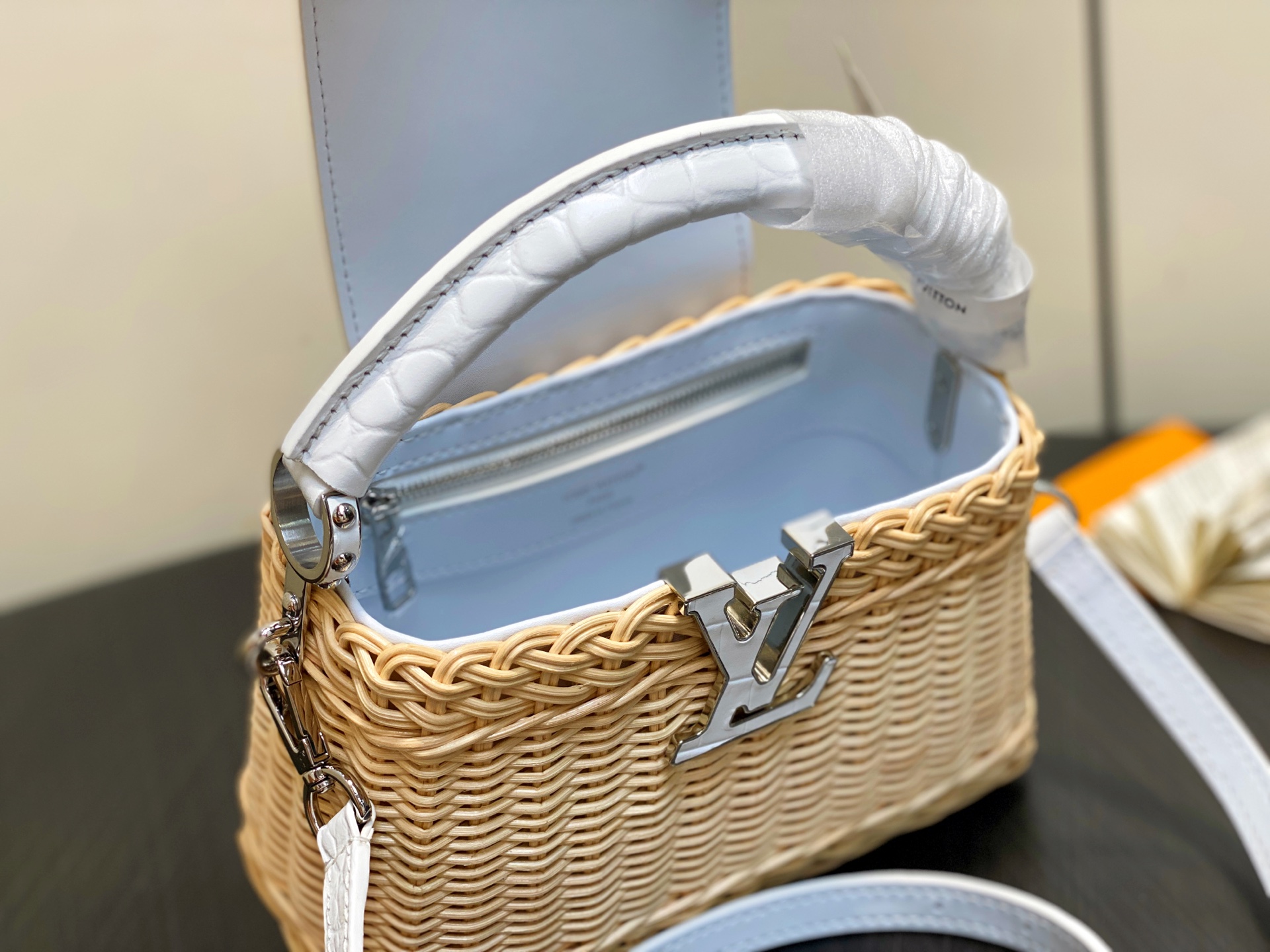 Lo*uis Vuitton Capucines ES Mini Bag(21 x 8 x 14CM)