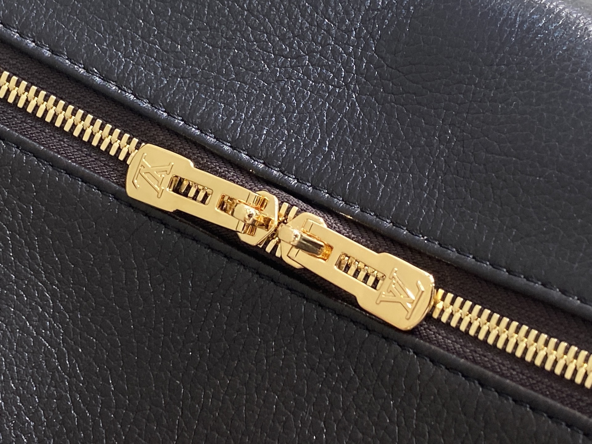 Lou*s Vuitton Express Lt Bag (24 x 18.5 x 36CM)