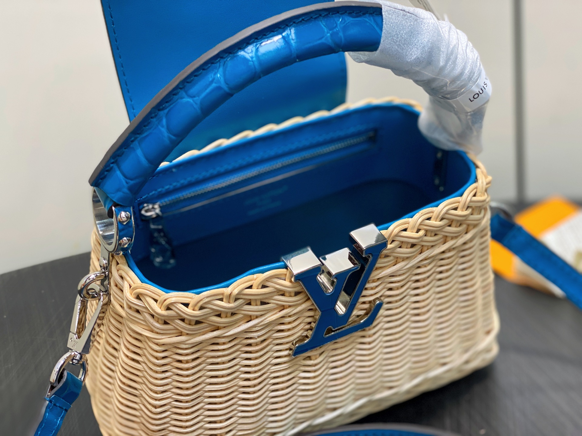 Lo*uis Vuitton Capucines ES Mini Bag(21 x 8 x 14CM)