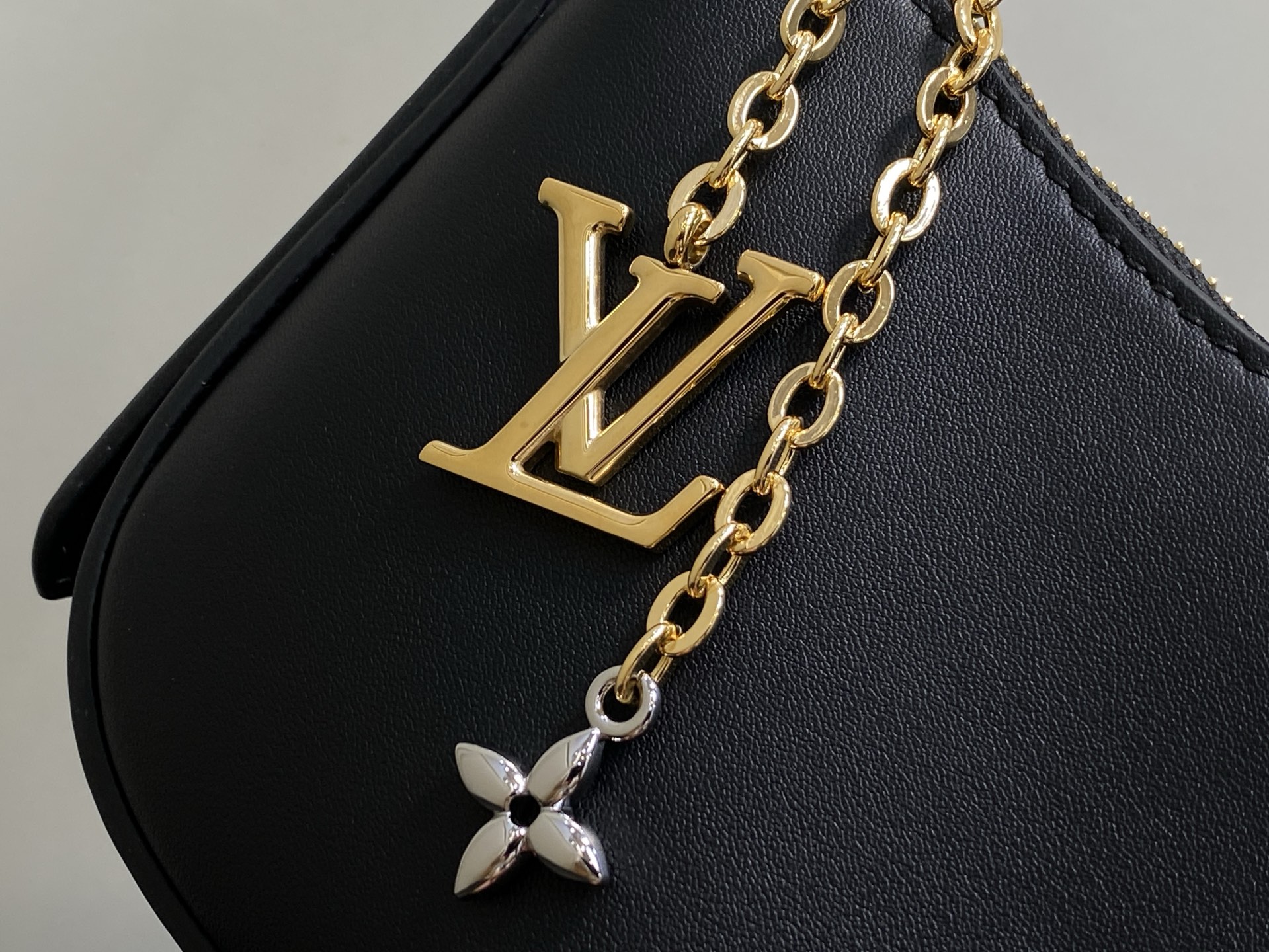 Lou*s Vuitton Pochette Bloom (23 x 10 x 4CM)