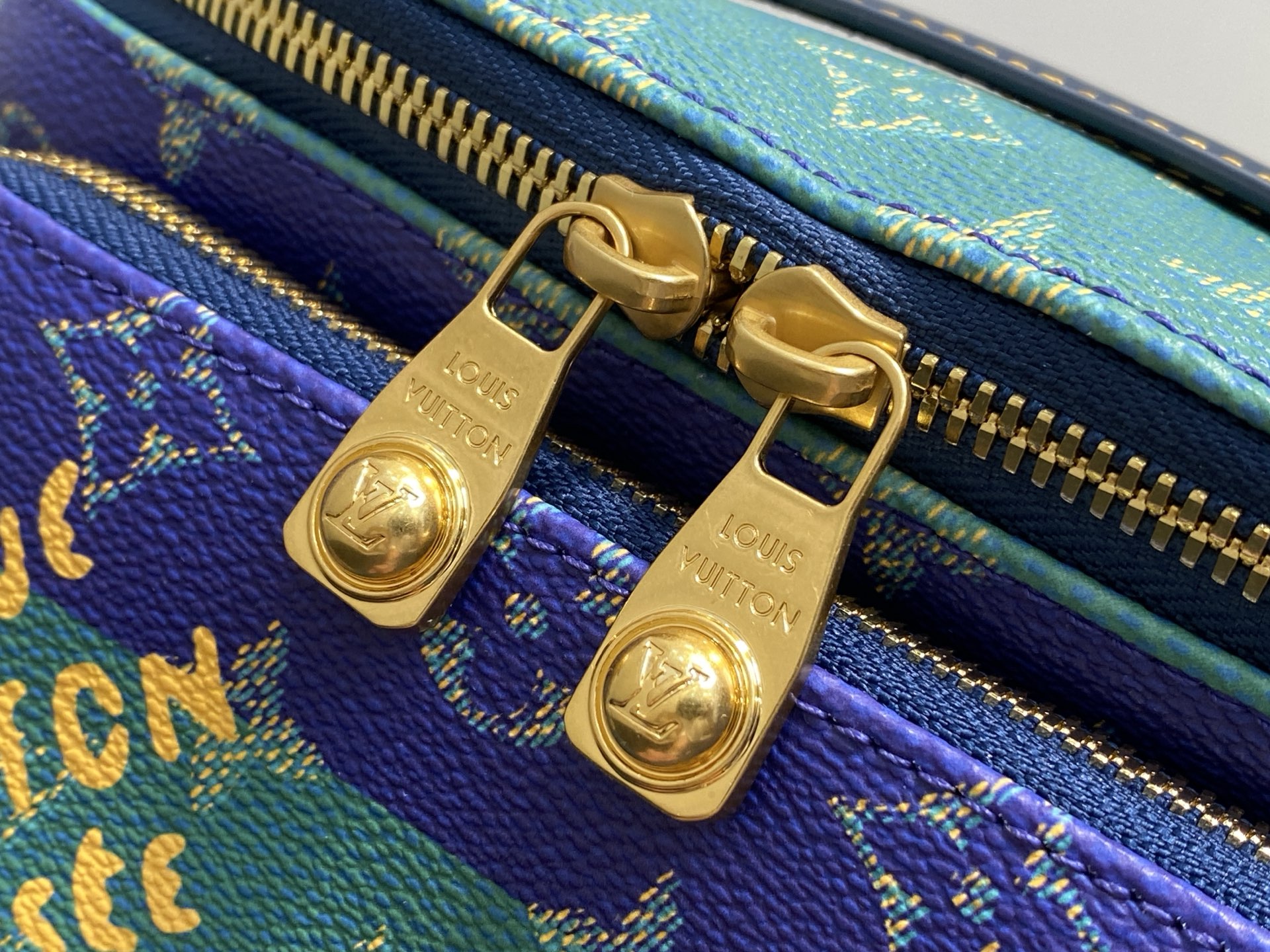 Louis Vuitton Rush Bumbag Bag ( 30 x 15 x 8CM)