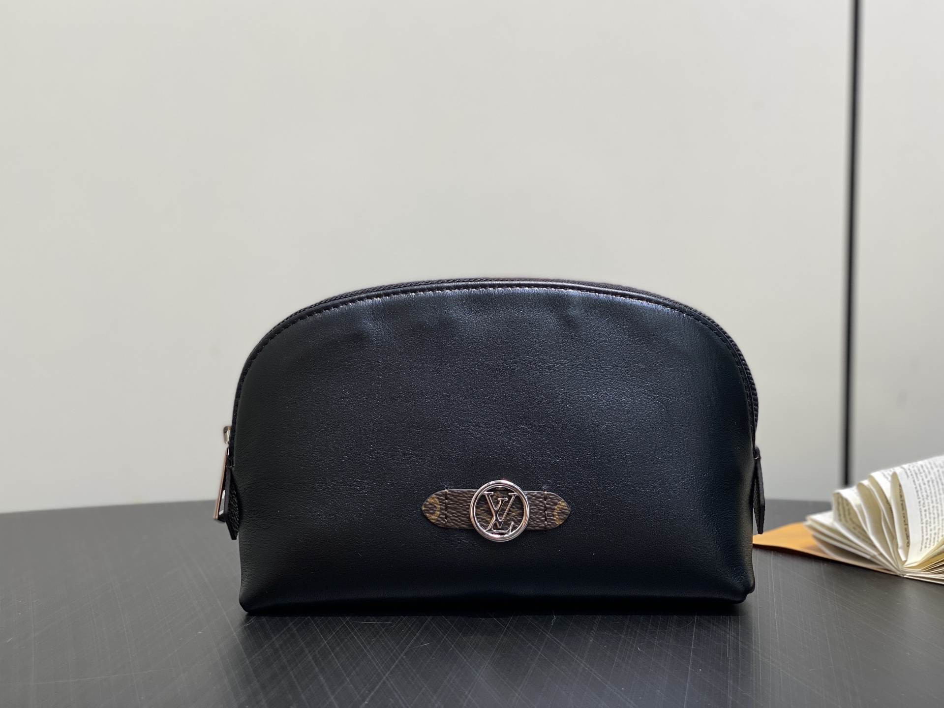 Louis Vu*itton Pochette Cosmétique Cosmetic Bag(19 x 12 x 6CM)