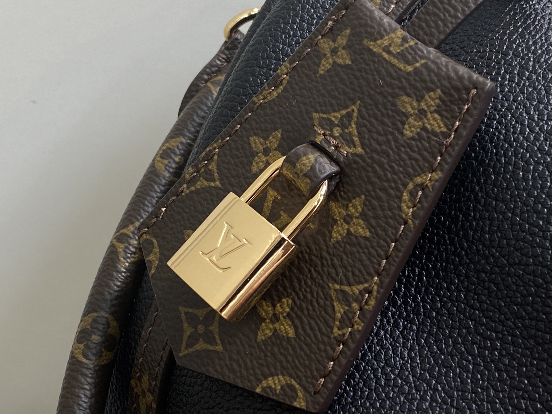 Lou*s Vuitton Express Bag (17 x 13.5 x 26CM)