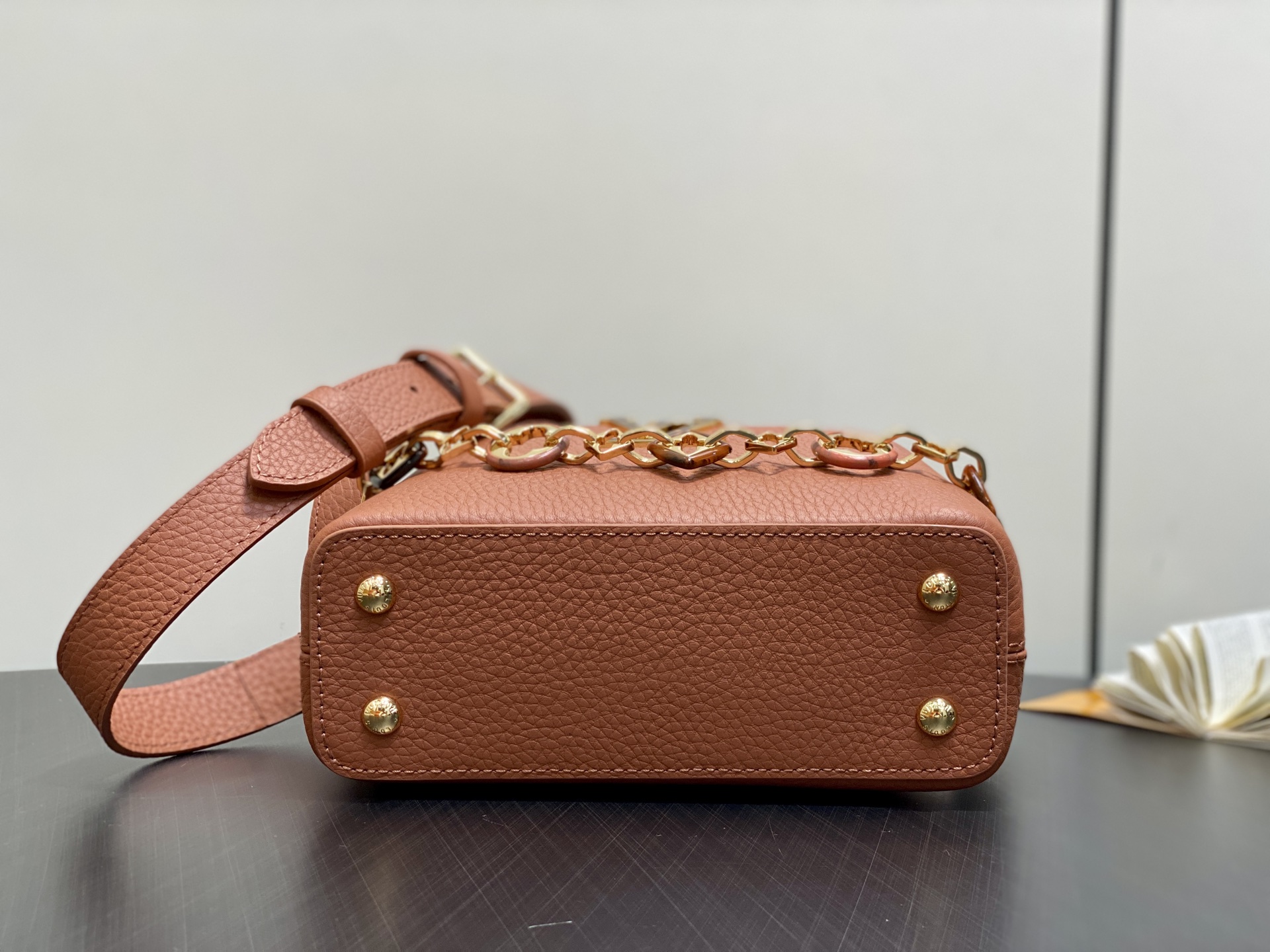 Lo*uis Vuitton Capucines Bag(21 x 8 x 14CM)