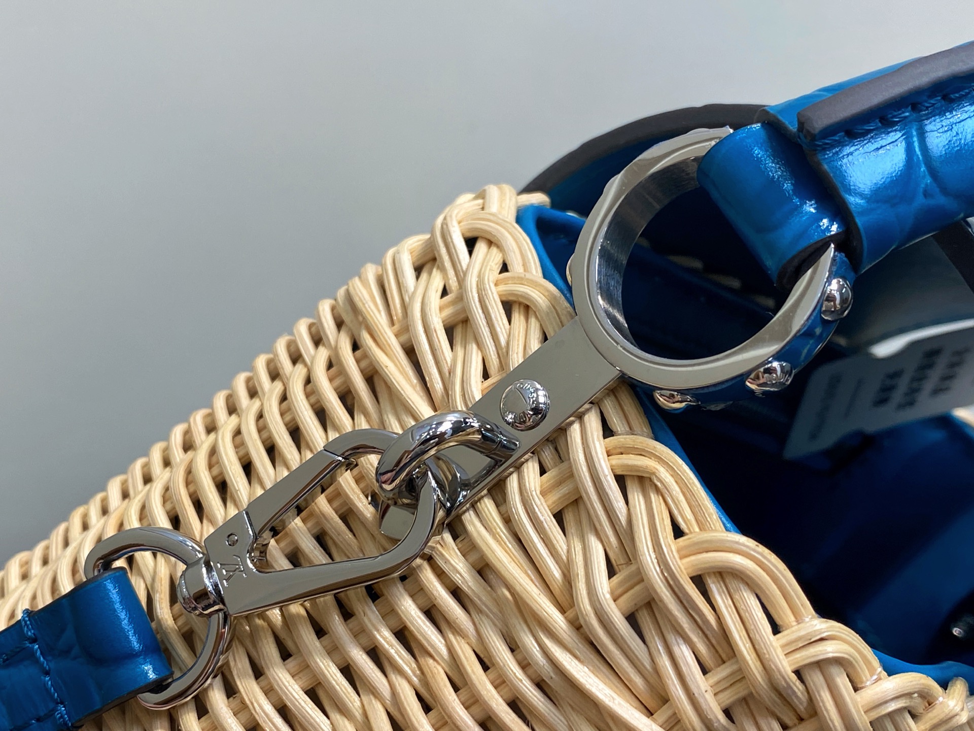 Lo*uis Vuitton Capucines ES Mini Bag(21 x 8 x 14CM)