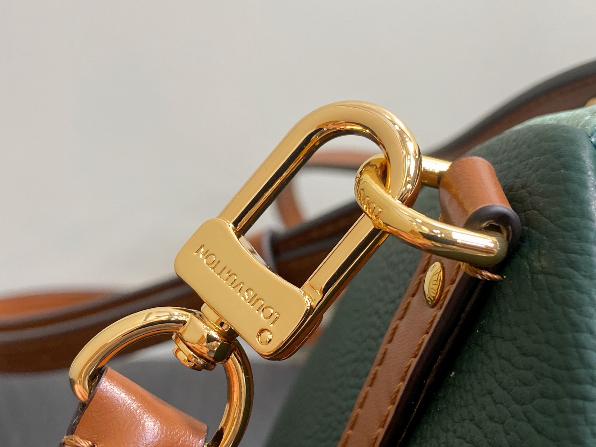 Lou*s Vuitton Express Bag ( 17 x 13.5 x 26 CM)