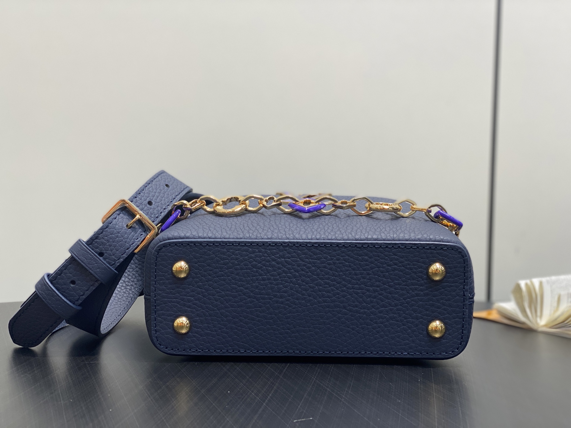 Lo*uis Vuitton Capucines East West Bag(21 x 8 x 14CM)