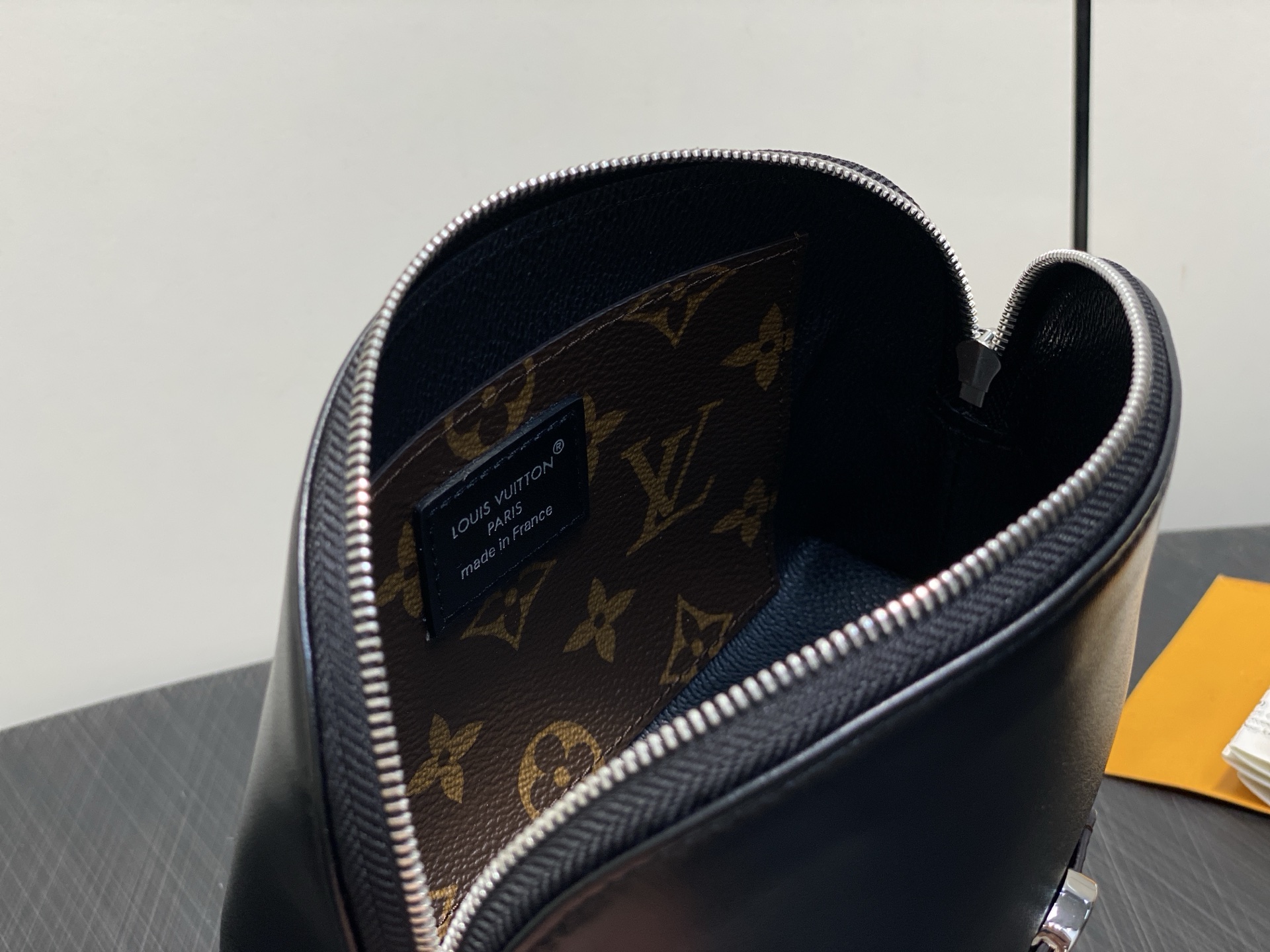 Louis Vu*itton Pochette Cosmétique Cosmetic Bag(19 x 12 x 6CM)