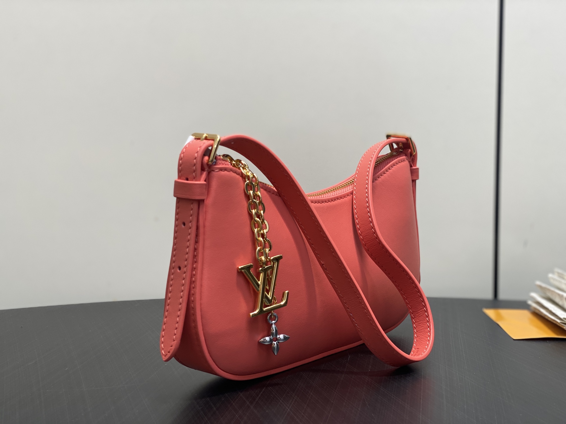 Lou*s Vuitton Pochette Bloom (23 x 10 x 4CM)