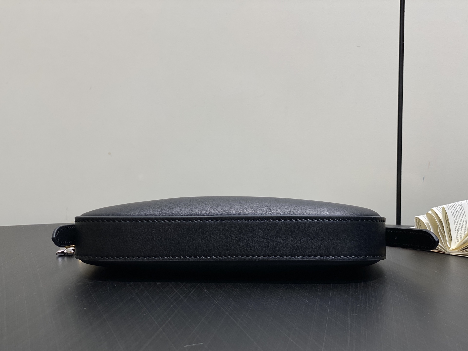 Lou*s Vuitton Pochette Bloom (23 x 10 x 4CM)