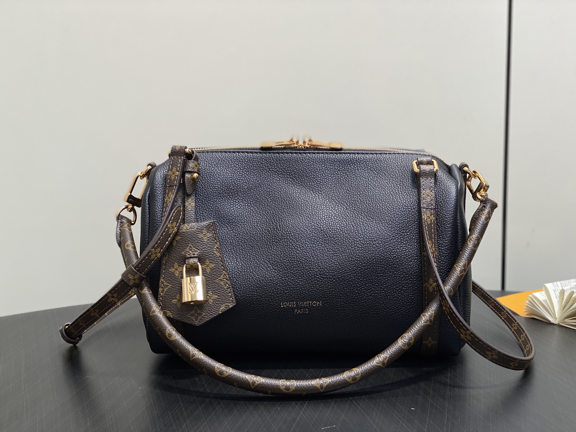 Lou*s Vuitton Express Bag (17 x 13.5 x 26CM)