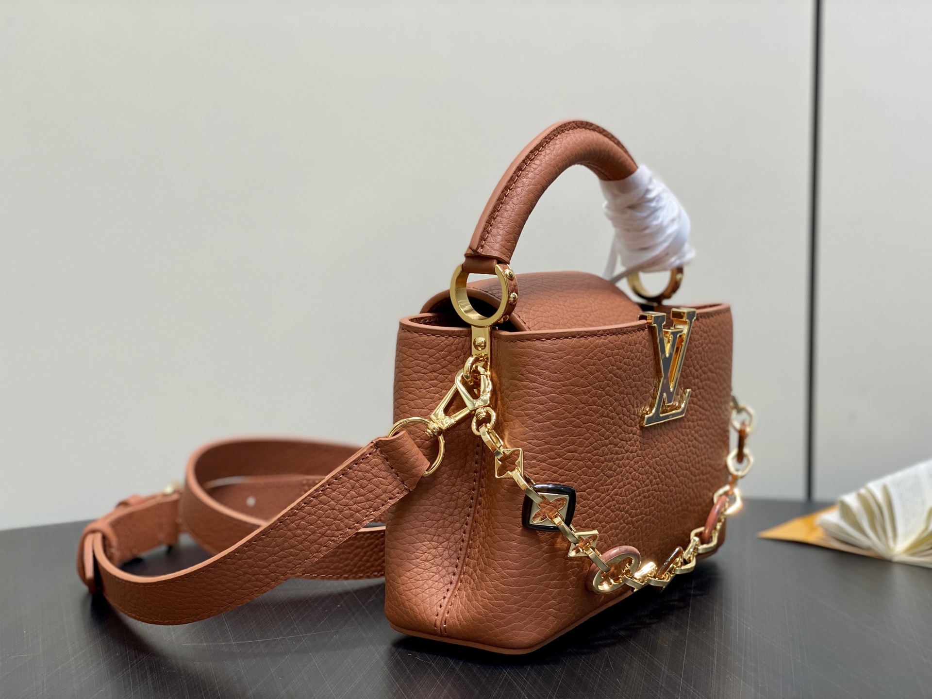 Lo*uis Vuitton Capucines Bag(21 x 8 x 14CM)