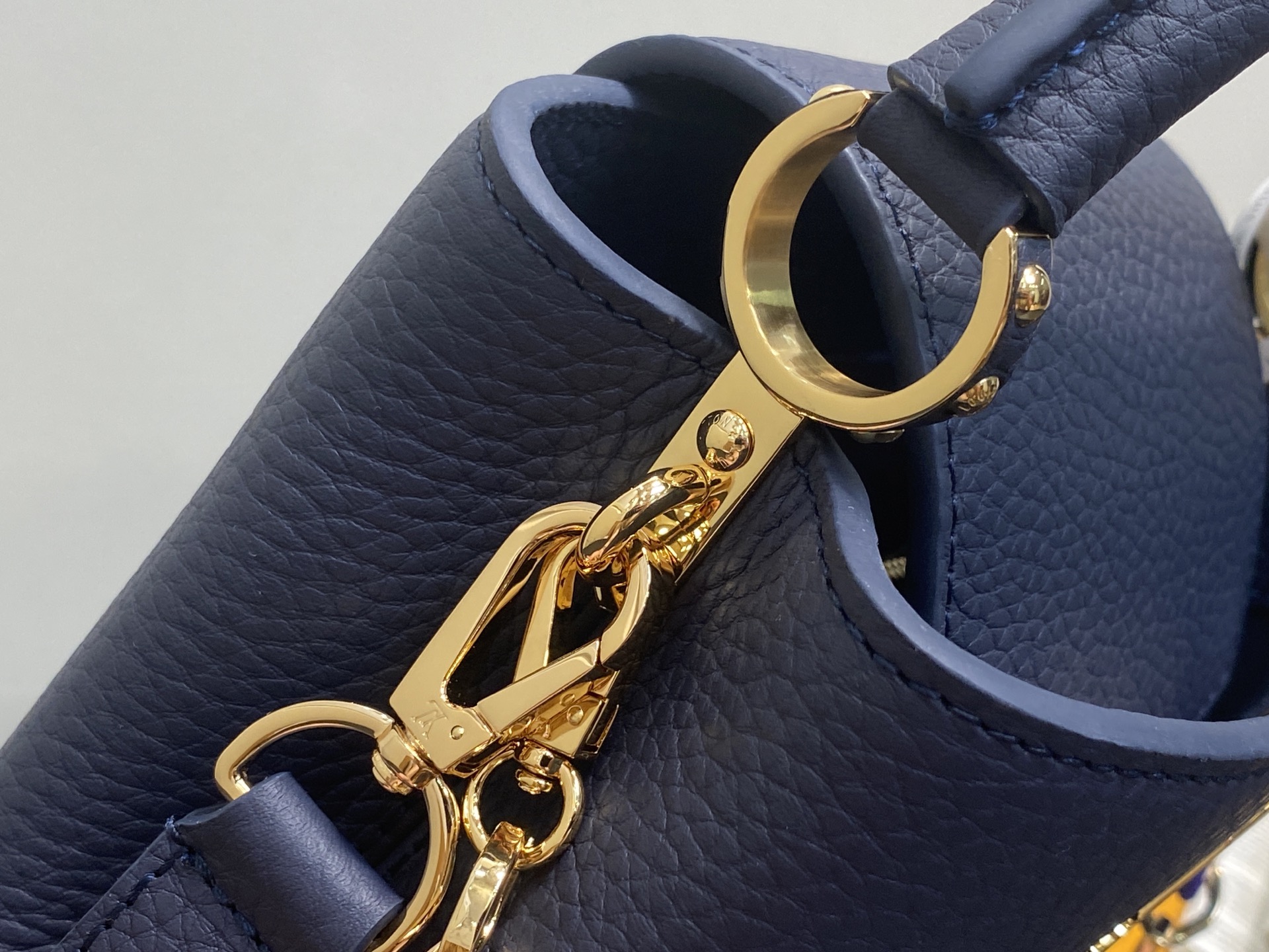 Lo*uis Vuitton Capucines East West Bag(21 x 8 x 14CM)