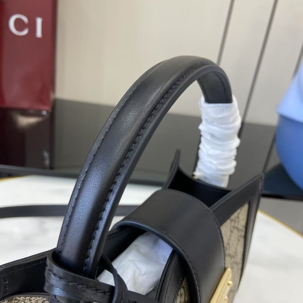 Gucc* Padlock Shoulder Bag(20*13*8CM)