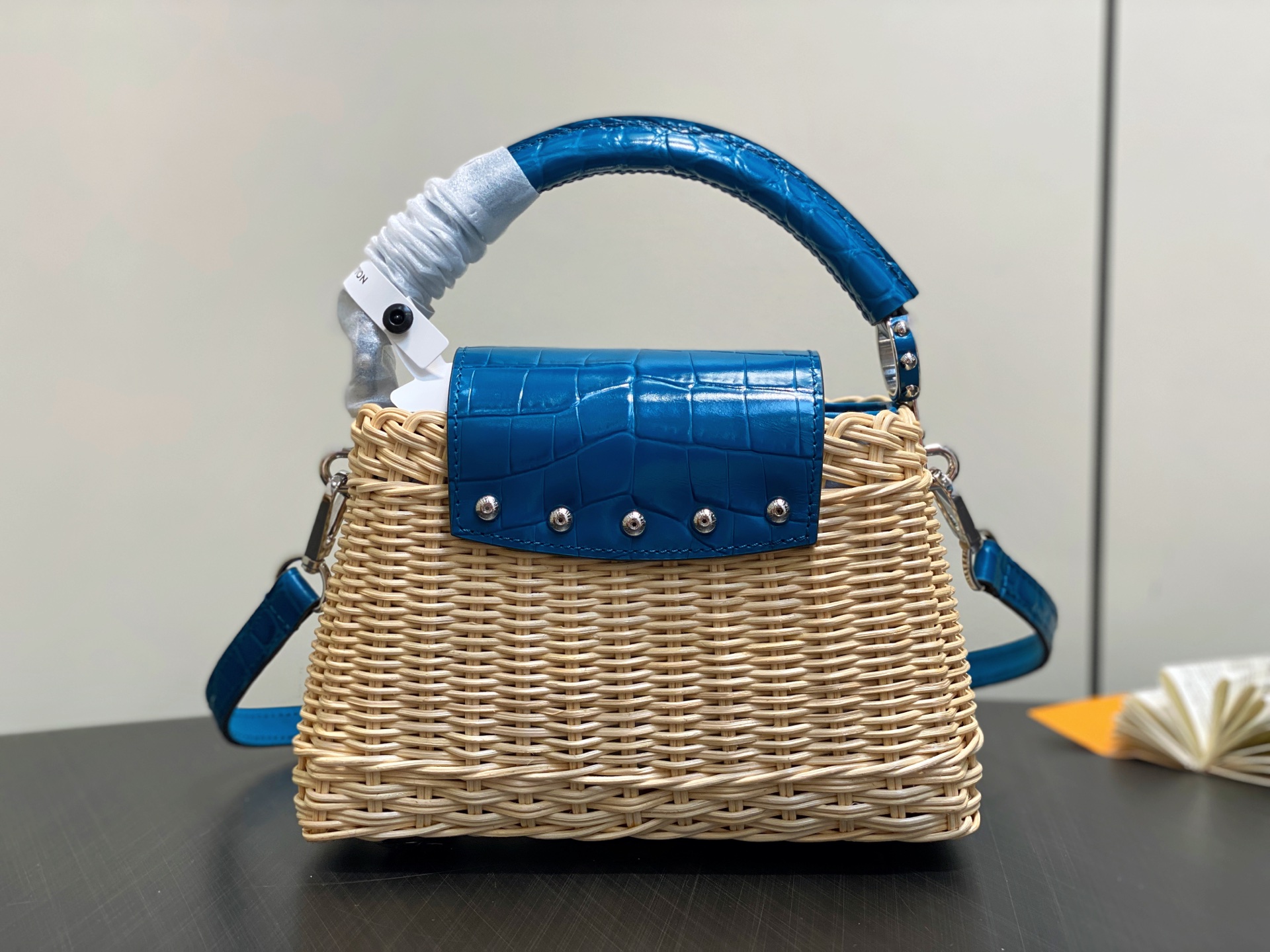 Lo*uis Vuitton Capucines ES Mini Bag(21 x 8 x 14CM)