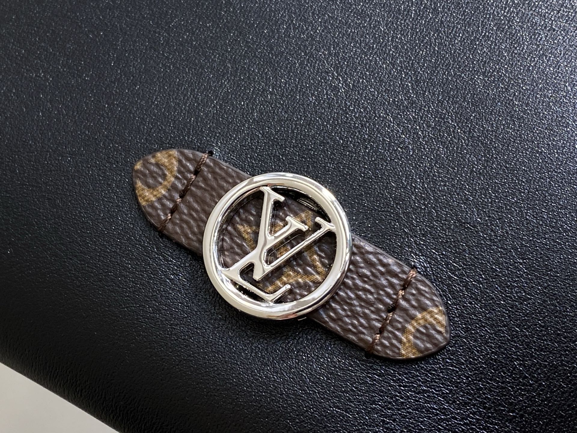 Louis Vu*itton Pochette Cosmétique Cosmetic Bag(19 x 12 x 6CM)