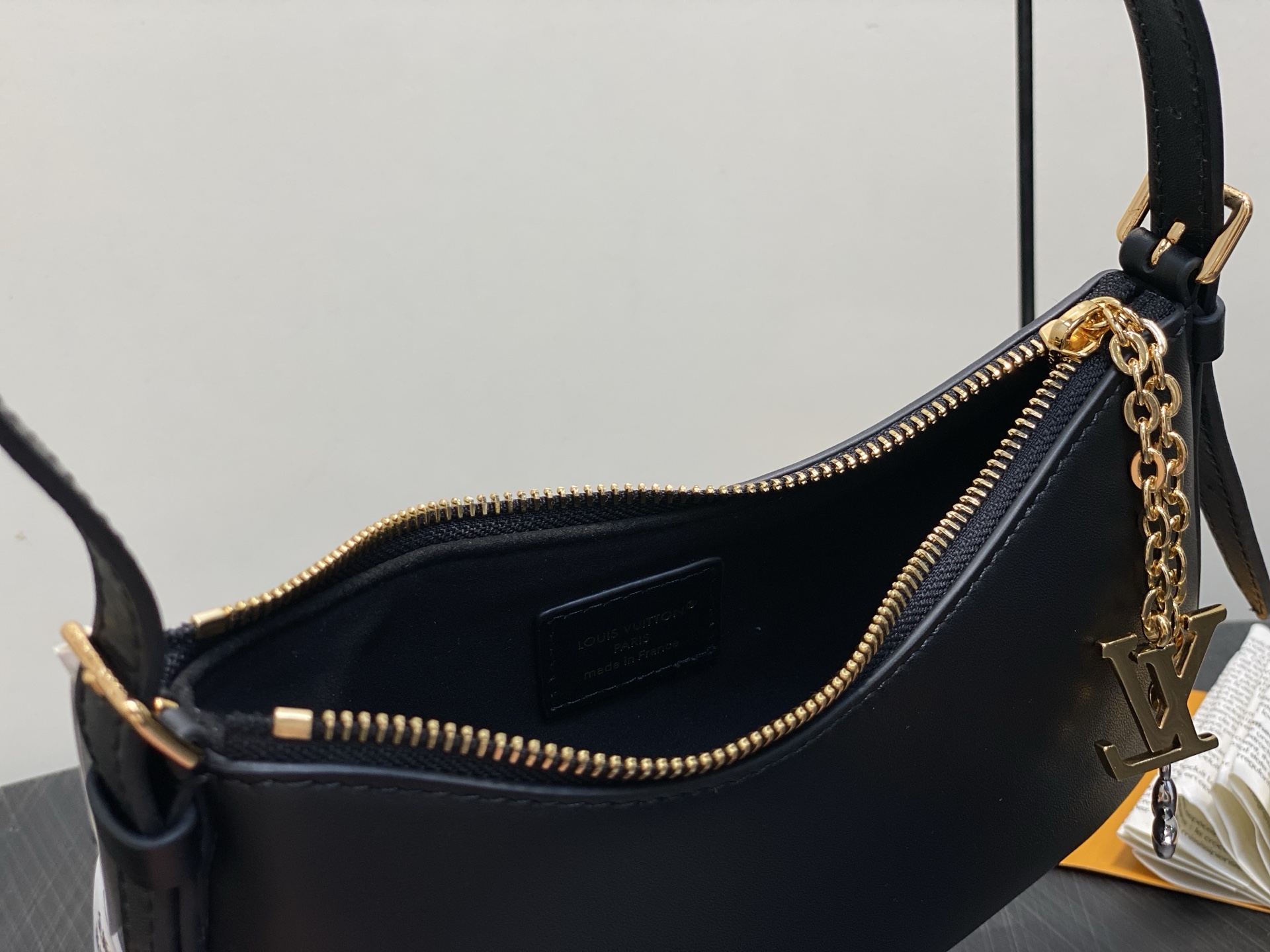 Lou*s Vuitton Pochette Bloom (23 x 10 x 4CM)