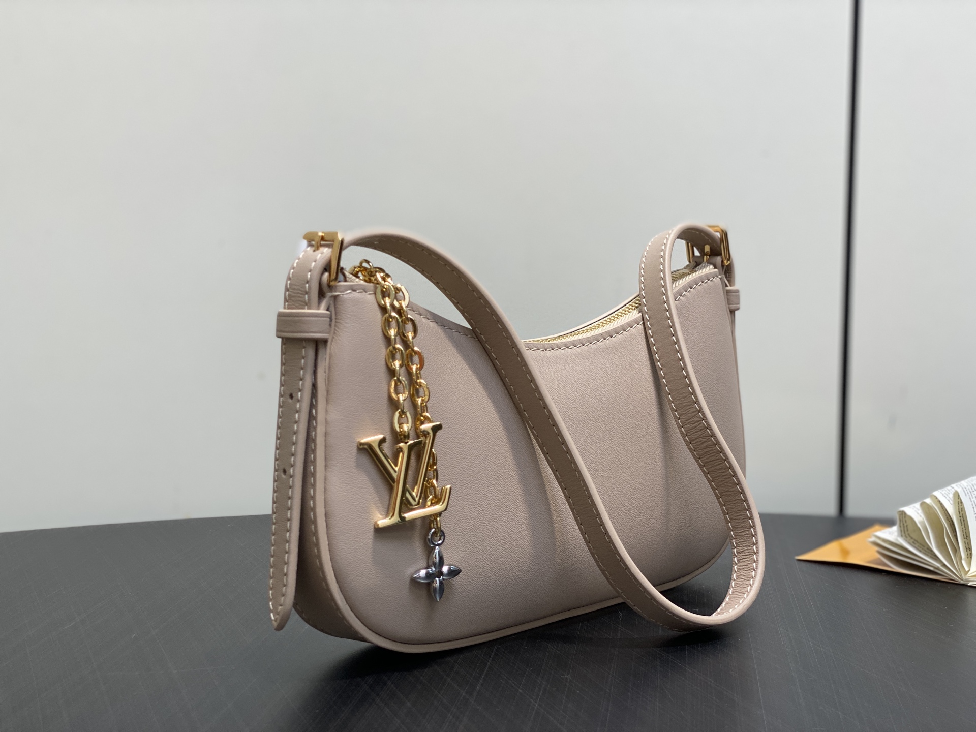 Lou*s Vuitton Pochette Bloom (23 x 10 x 4CM)