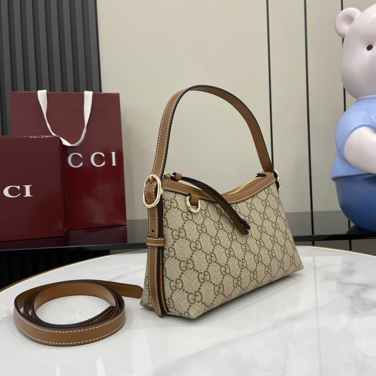 Gucc* GG Emblem Bag(22*14*8CM)