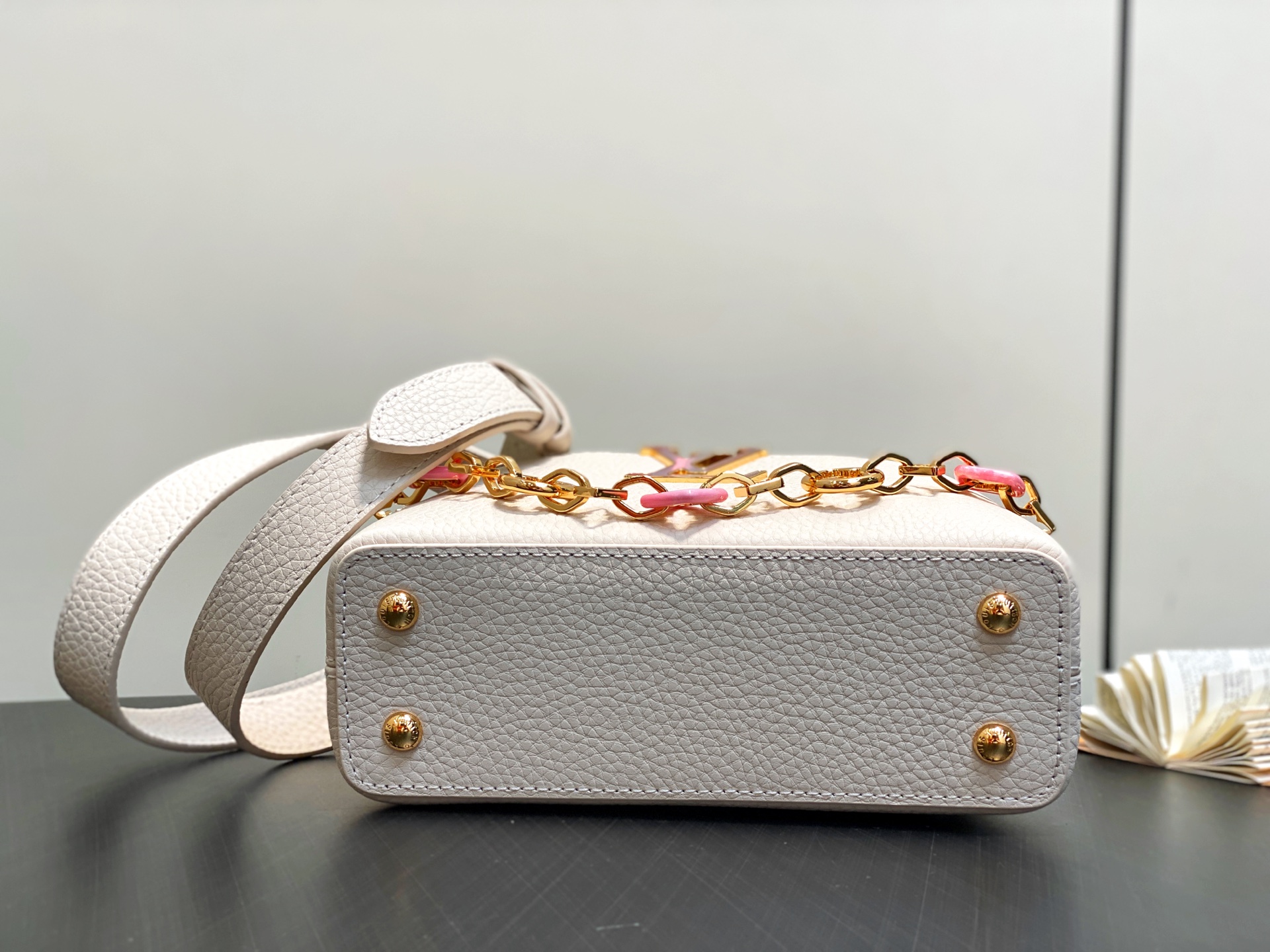 Lo*uis Vuitton Capucines East West Bag(21 x 8 x 14CM)