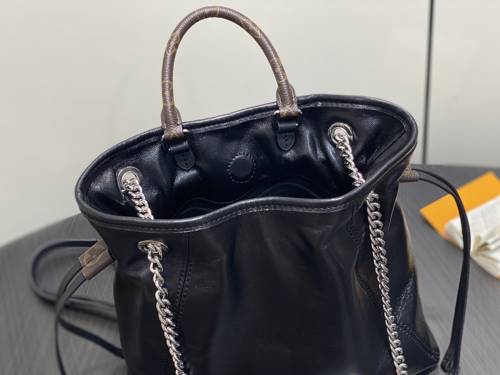 Lou*is Vuitton Off Duty Bag (25 x 10 x 24CM)