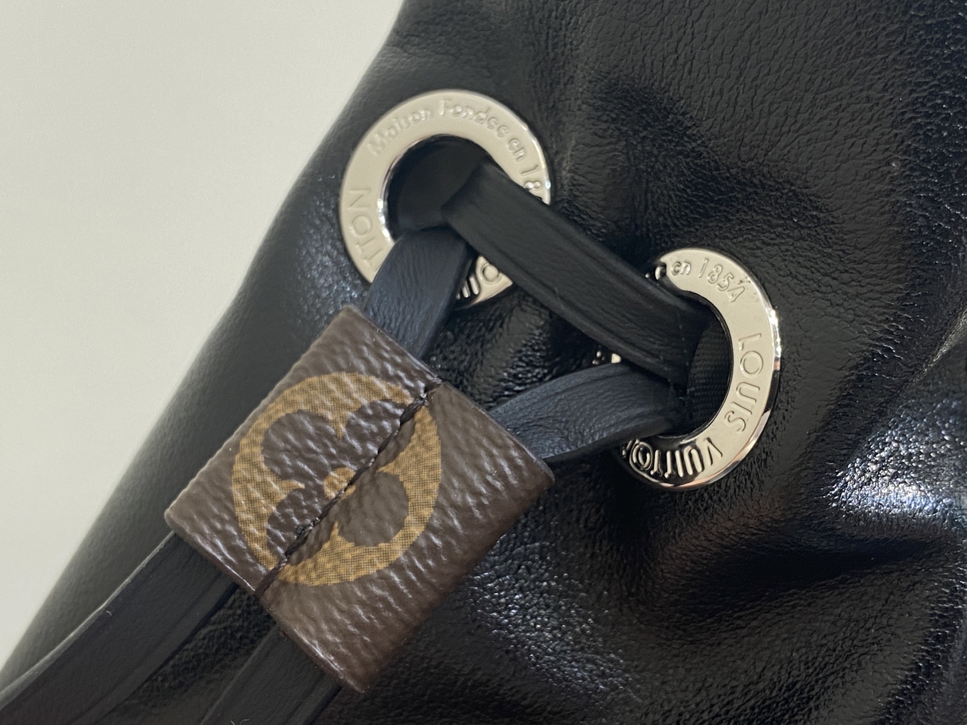 Lou*is Vuitton Off Duty Bag (25 x 10 x 24CM)