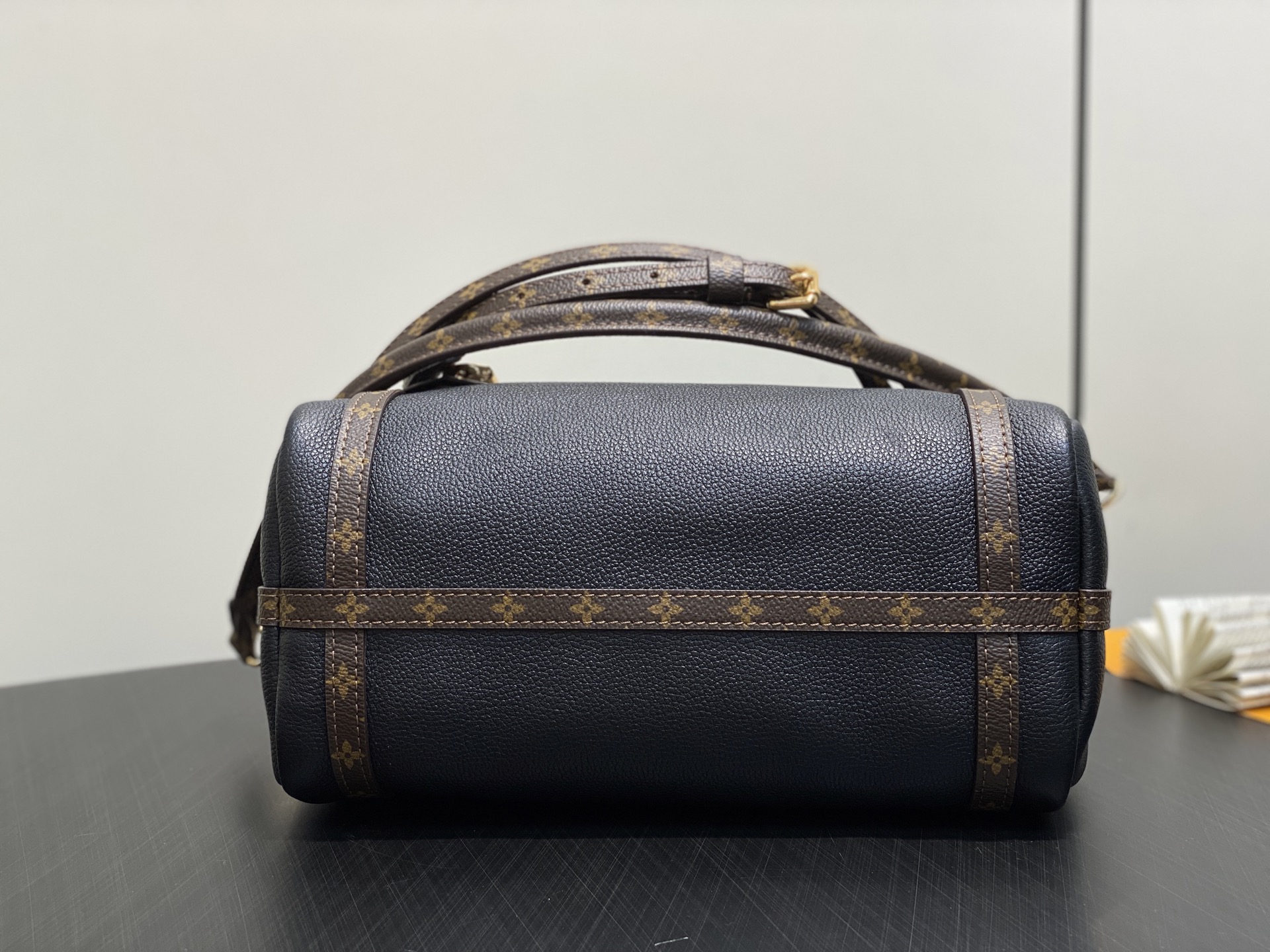Lou*s Vuitton Express Bag (17 x 13.5 x 26CM)
