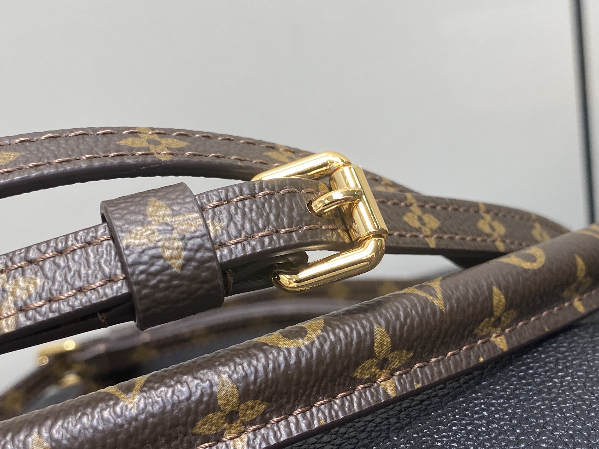 Lou*s Vuitton Express Bag (17 x 13.5 x 26CM)