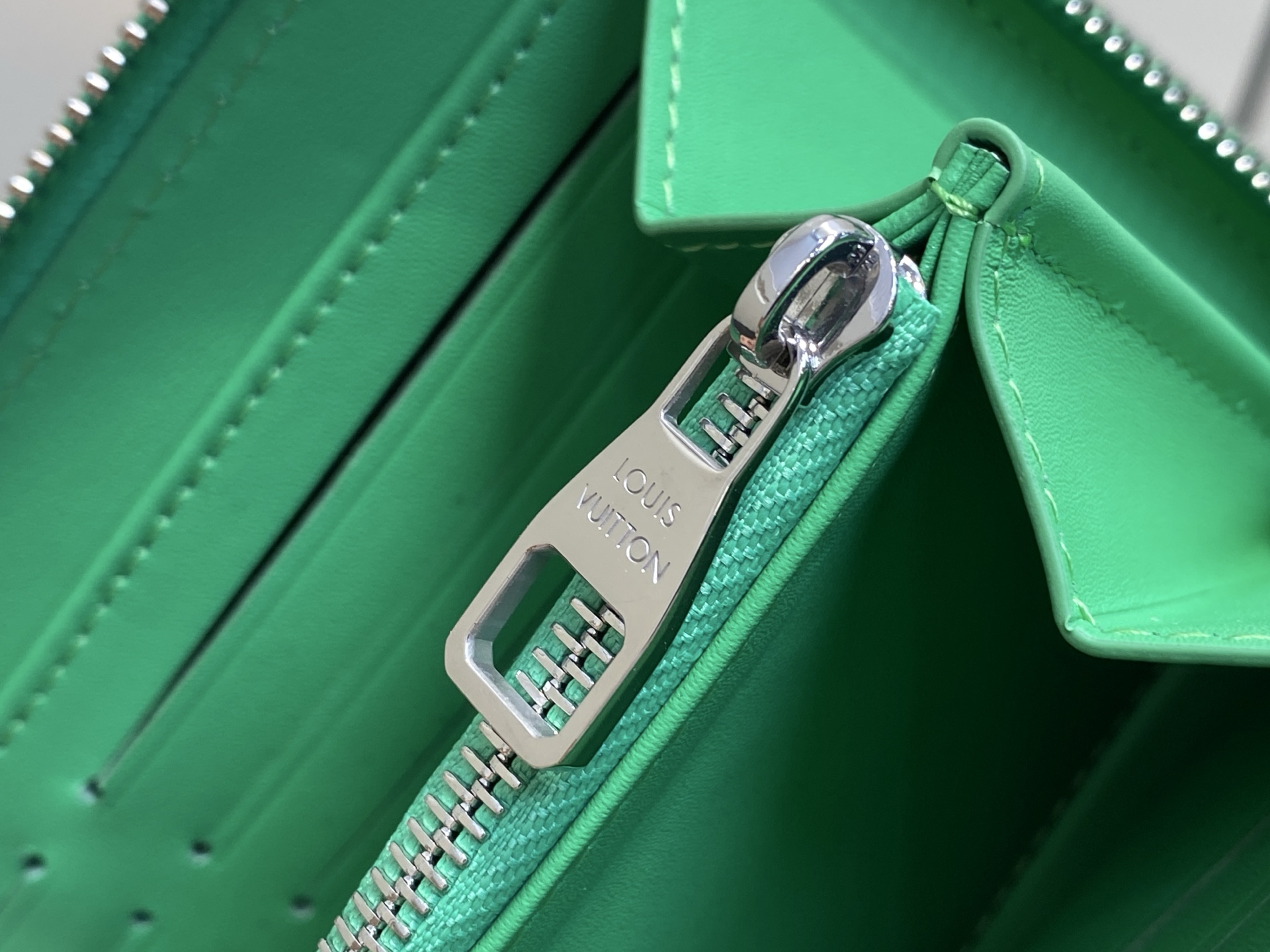 Louis Vu*itton ZIPPY Wallet(19.5 x 10.5 x 2.5CM)