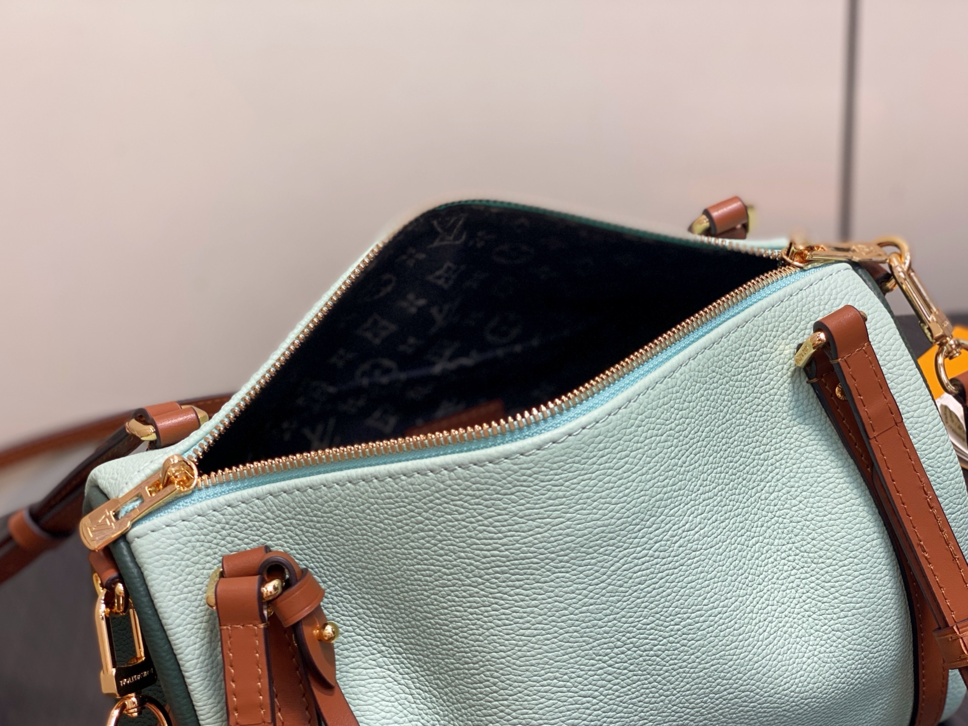 Lou*s Vuitton Express Bag ( 17 x 13.5 x 26 CM)