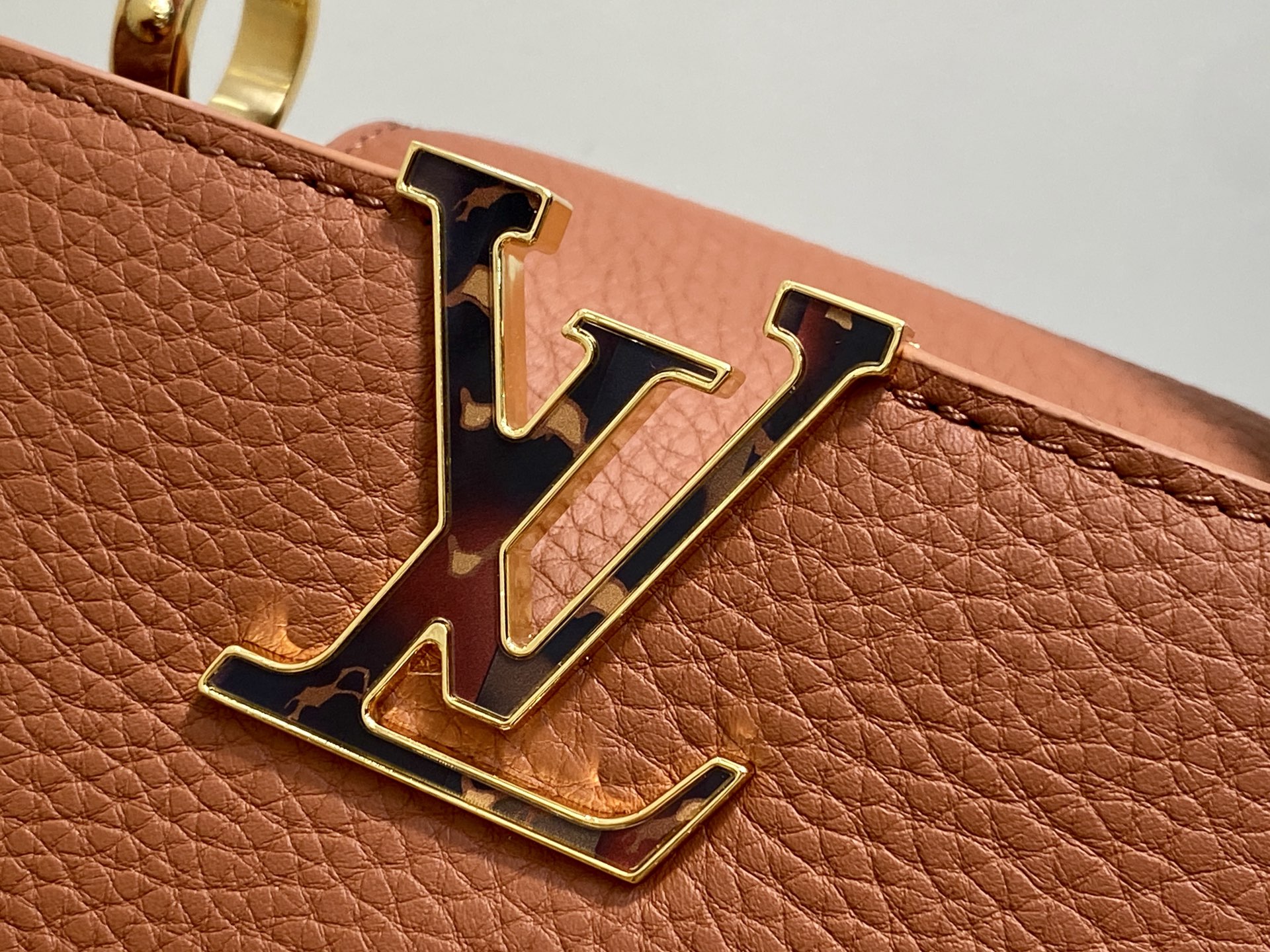 Lo*uis Vuitton Capucines Bag(21 x 8 x 14CM)