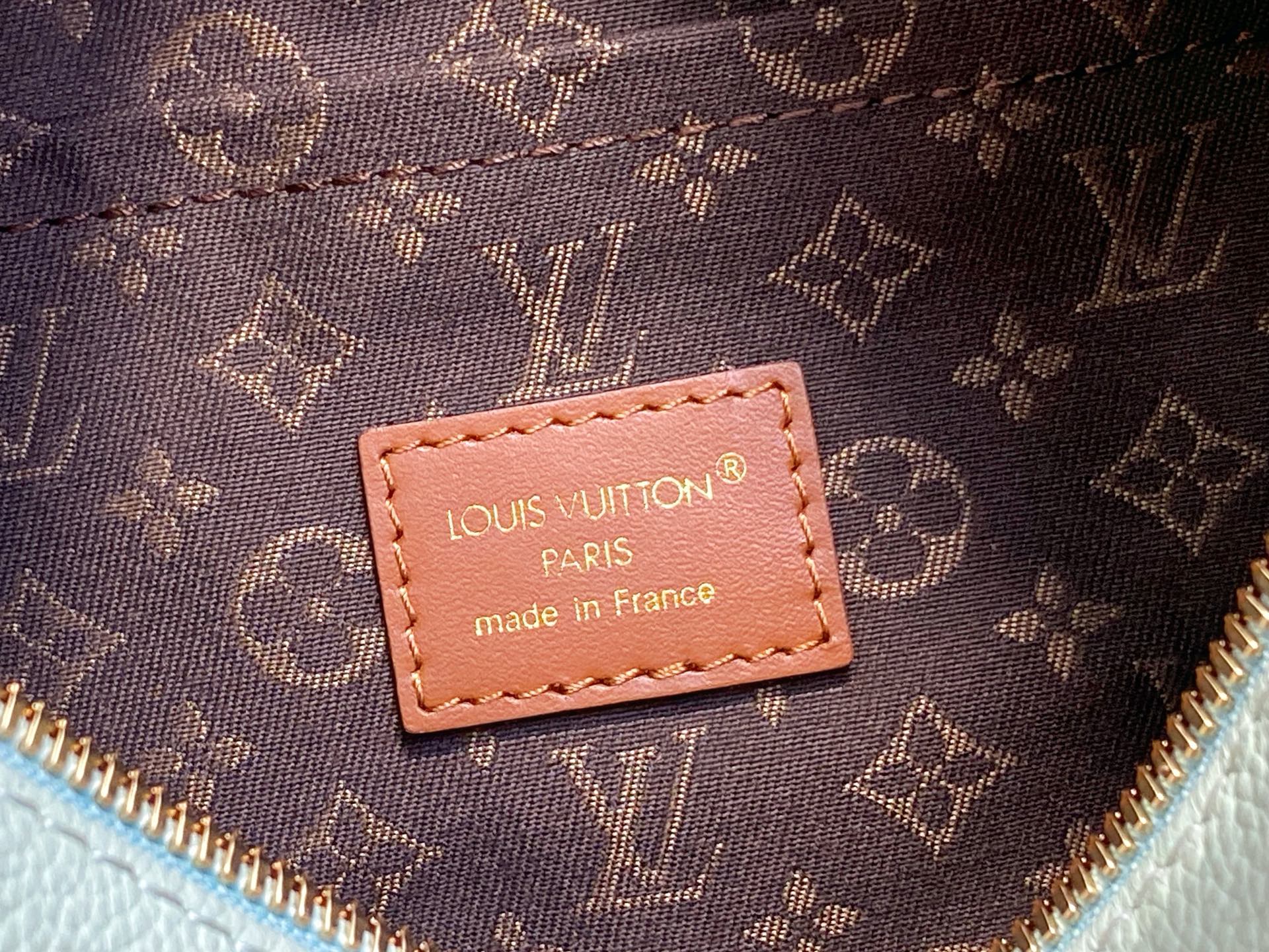 Lou*s Vuitton Express Bag ( 17 x 13.5 x 26 CM)