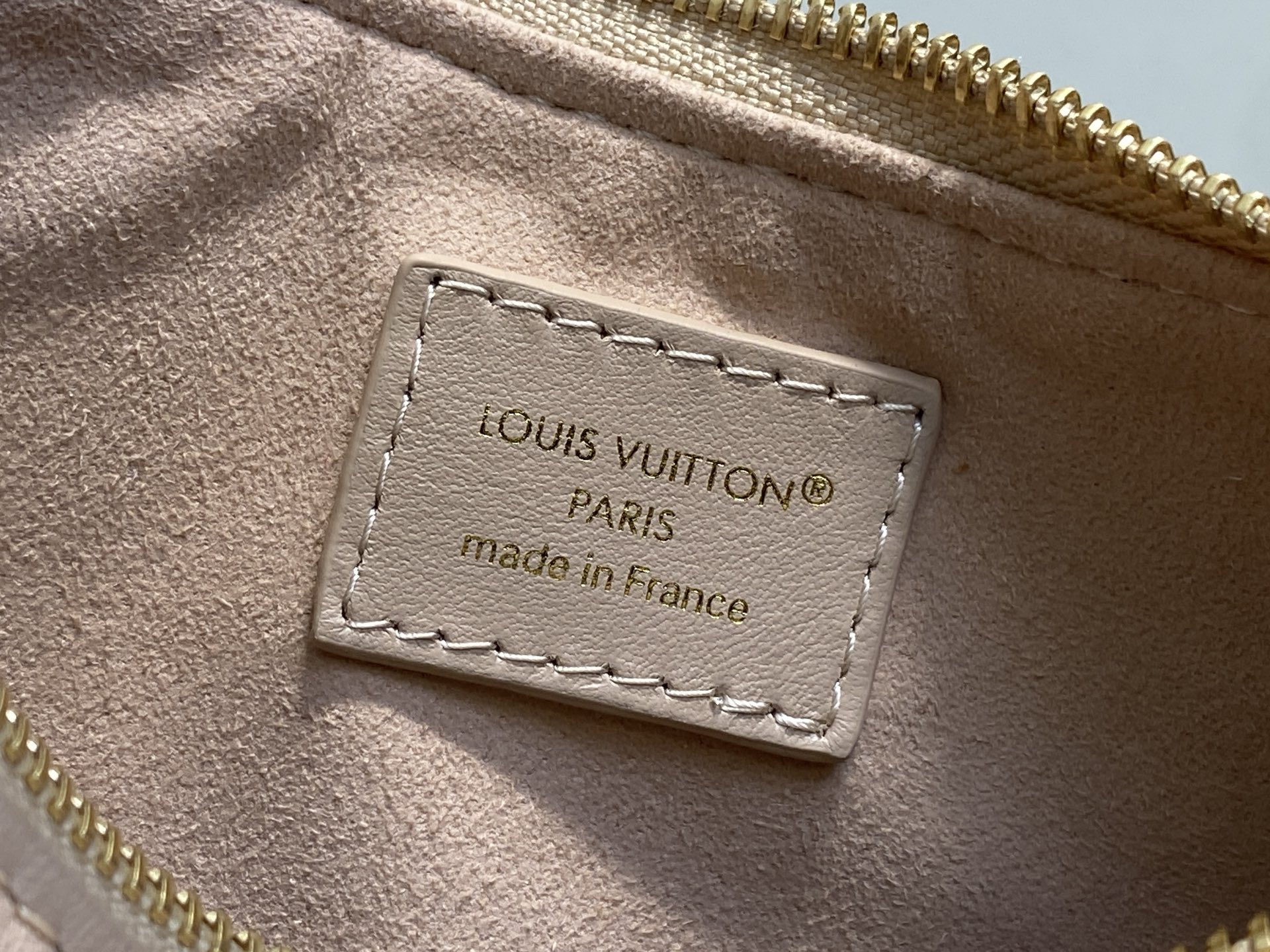 Lou*s Vuitton Pochette Bloom (23 x 10 x 4CM)