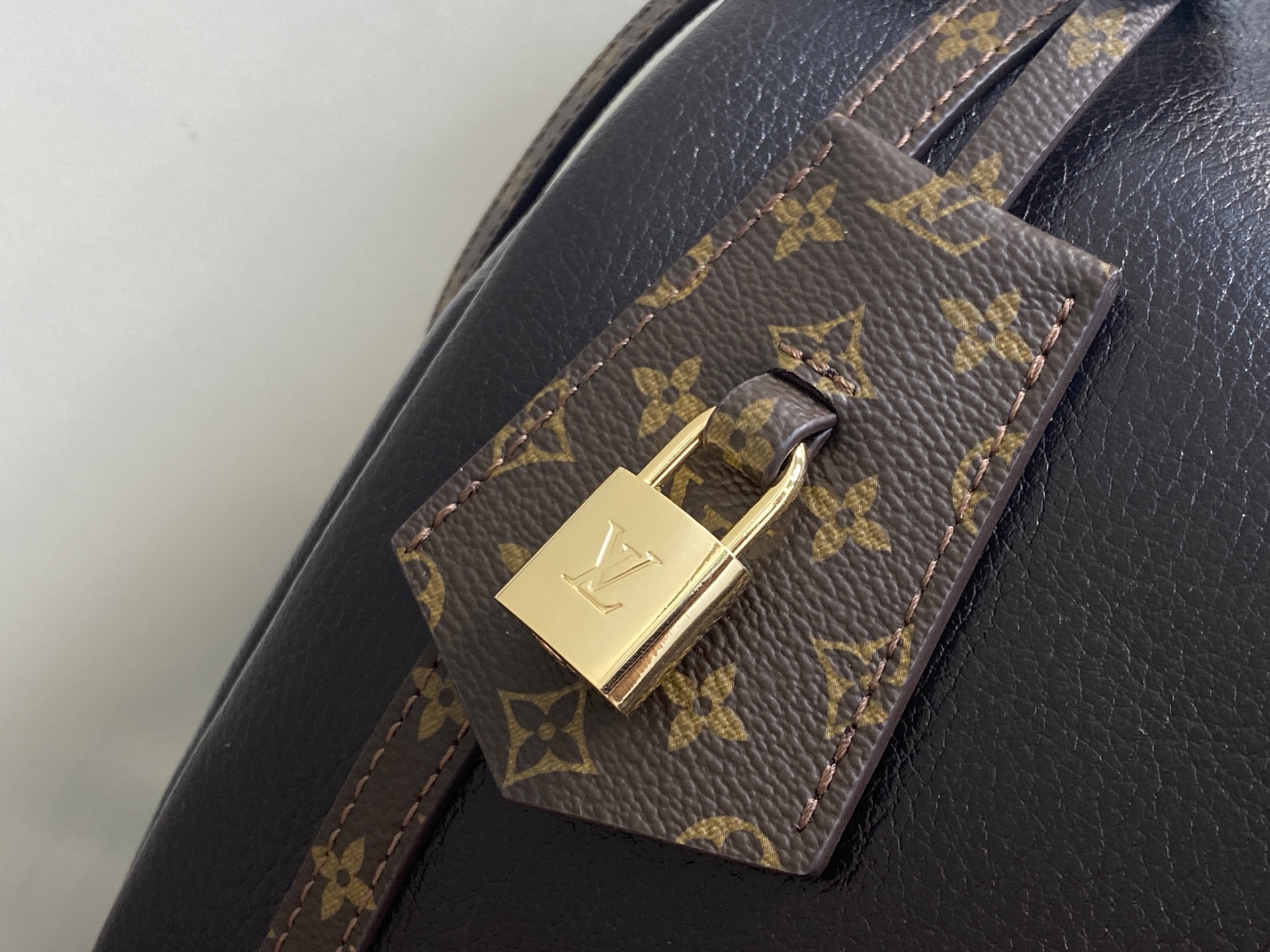 Lou*s Vuitton Express Lt Bag (24 x 18.5 x 36CM)