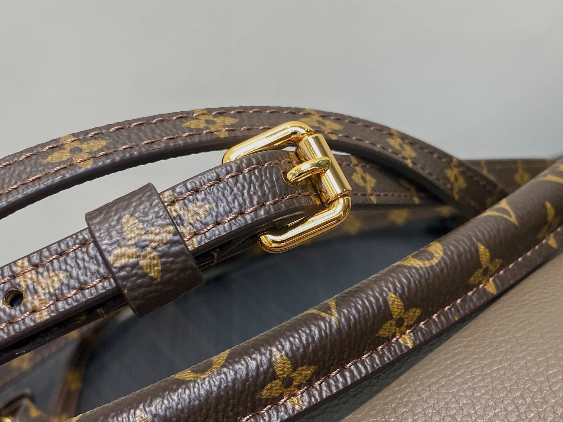 Lou*s Vuitton Express Bag (17 x 13.5 x 26CM)