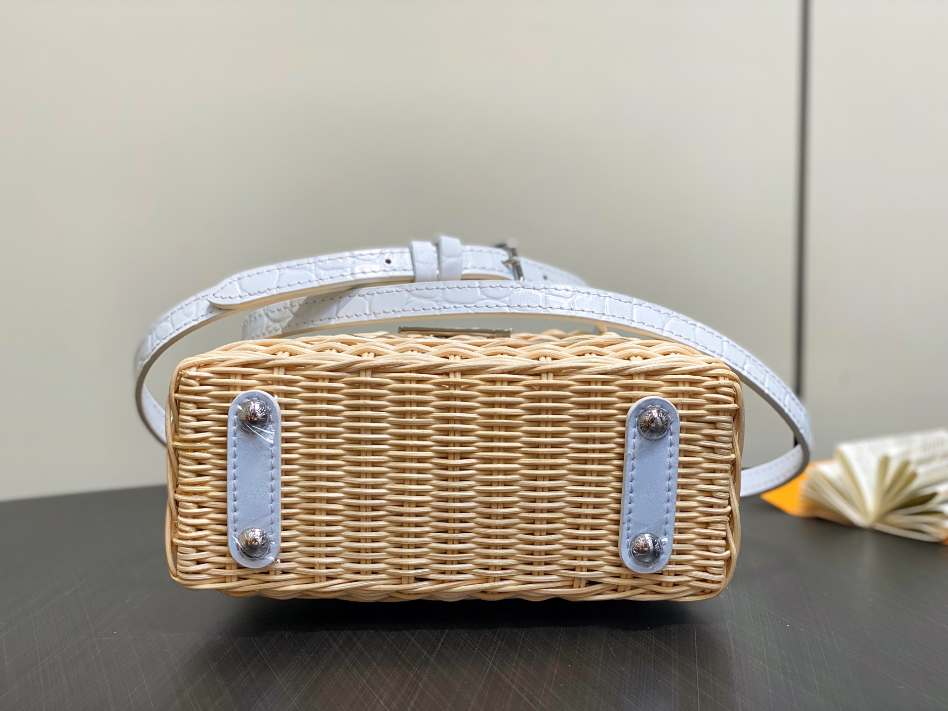 Lo*uis Vuitton Capucines ES Mini Bag(21 x 8 x 14CM)