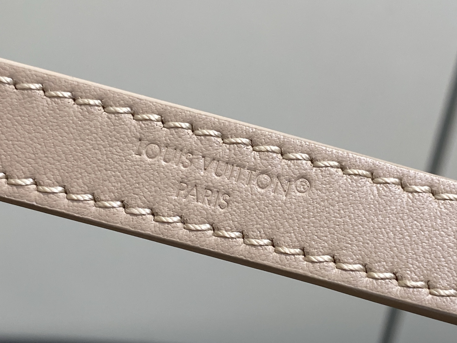 Lou*s Vuitton Pochette Bloom (23 x 10 x 4CM)